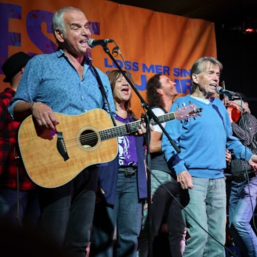 Musikerinnen und Musiker stehen beim Jubiläum von „Loss mer singe“ auf der Bühne.