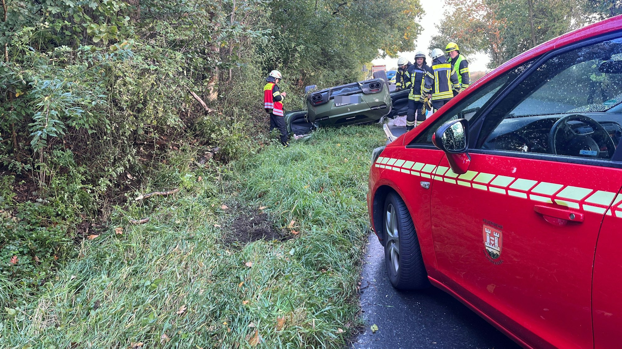 Im Grün des Straßengrabens sind die Spuren den Unfalls gut zu erkennen.
