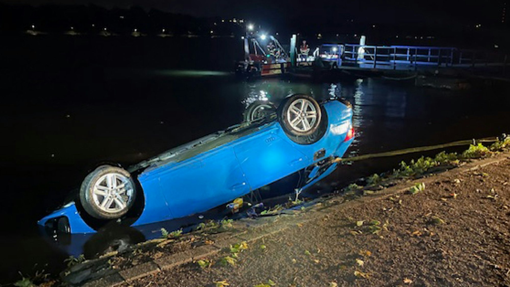 Ein Auto rollt in den Baldeneysee in Essen. Die Insassen konnten sich retten.