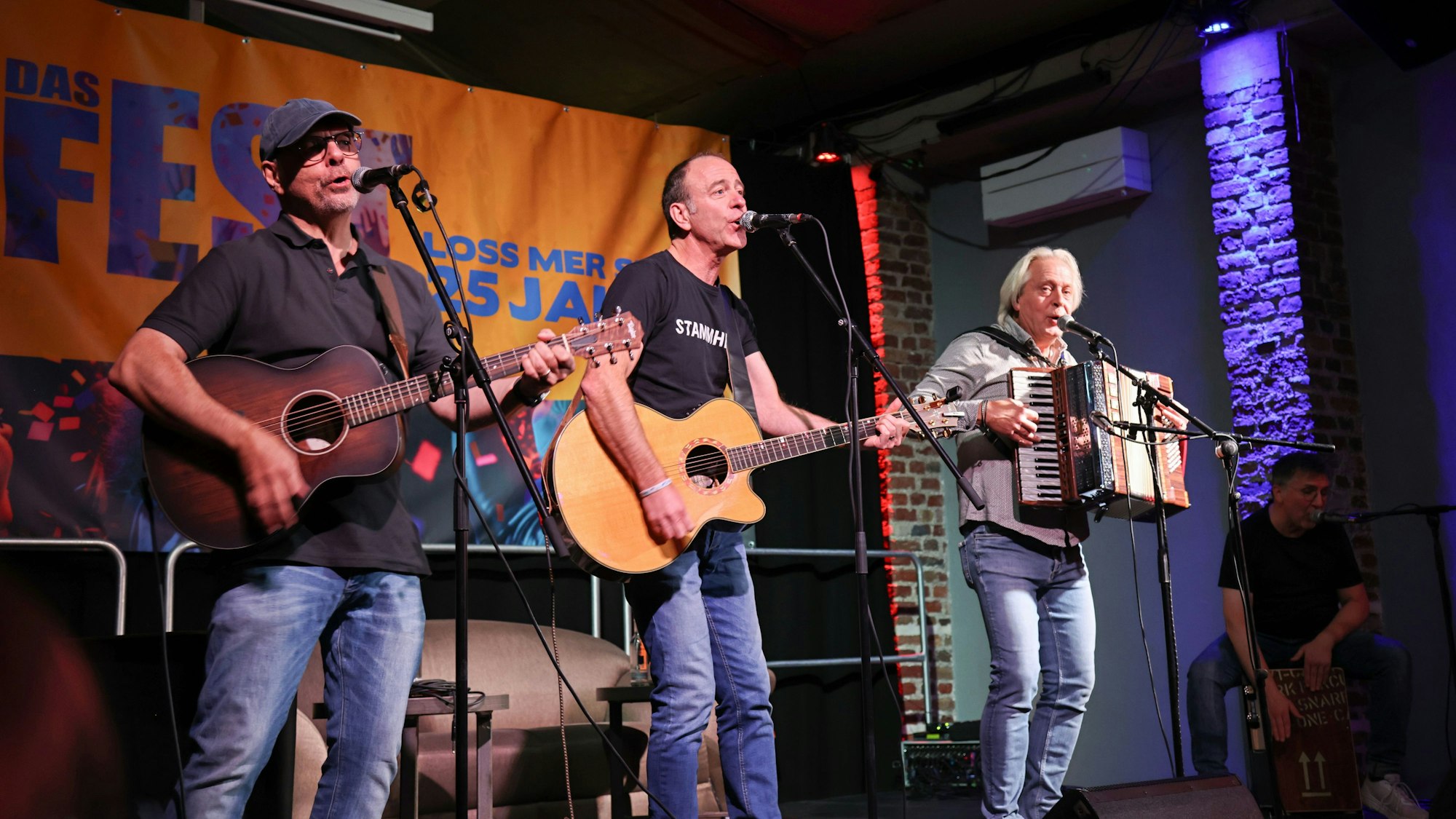 Die Rheinländer bei ihrem Auftritt auf der Bühne.