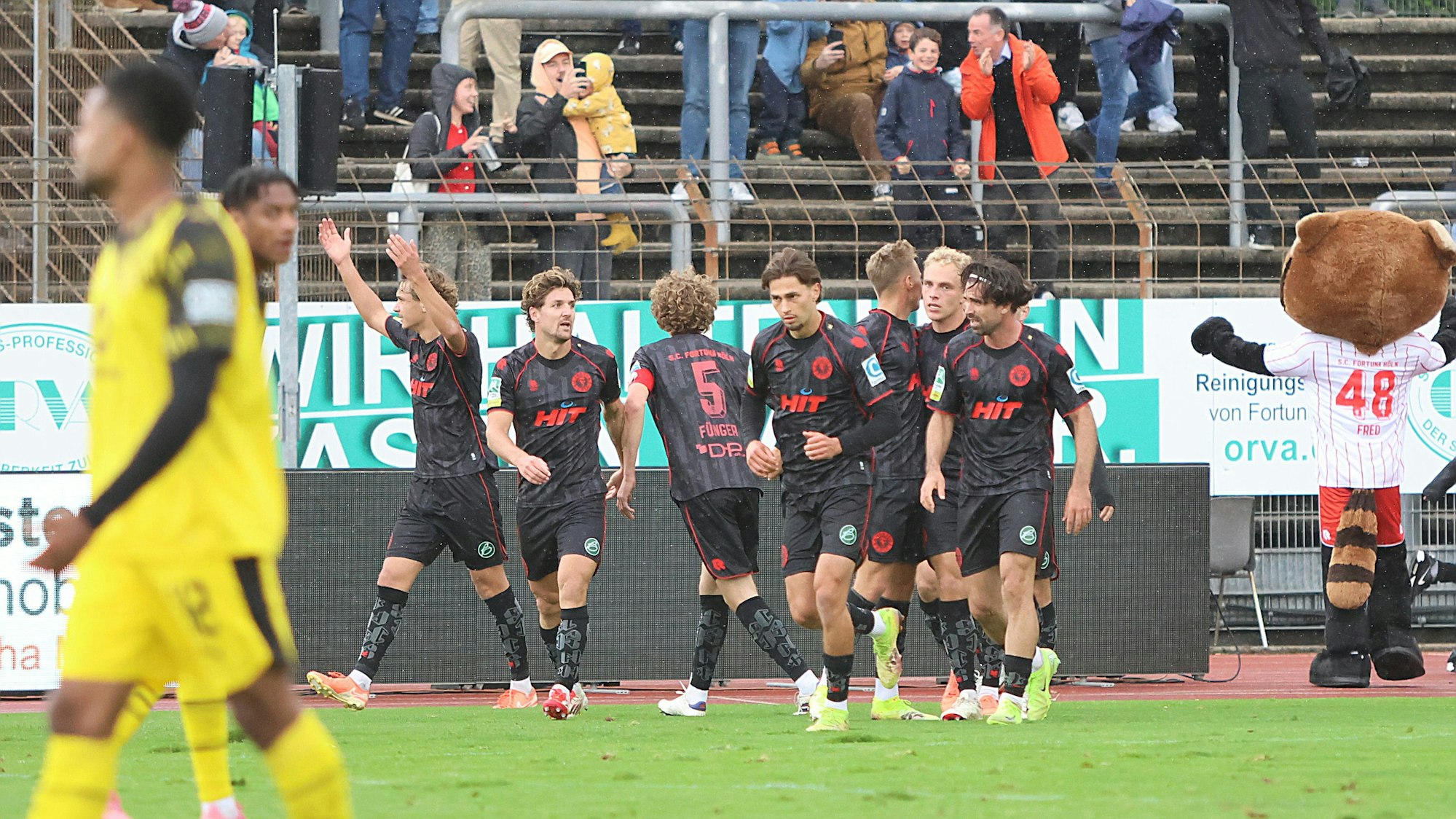 Fortuna Köln bejubelt Timo Bornemann, der den Ausgleich erzielte