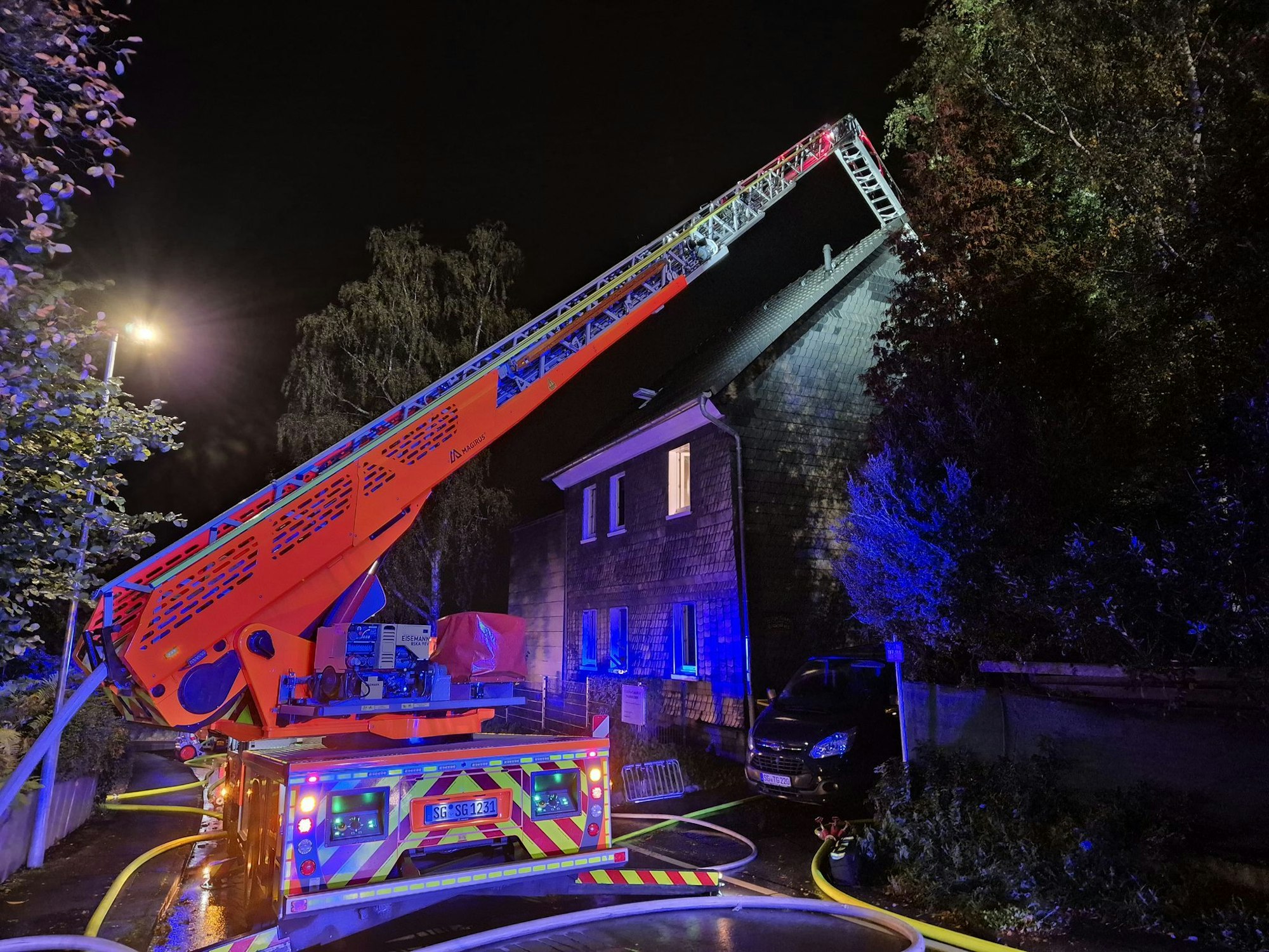 Einsatzkräfte der Feuerwehr konnten das Hauptgebäude vor den Flammen schützen.