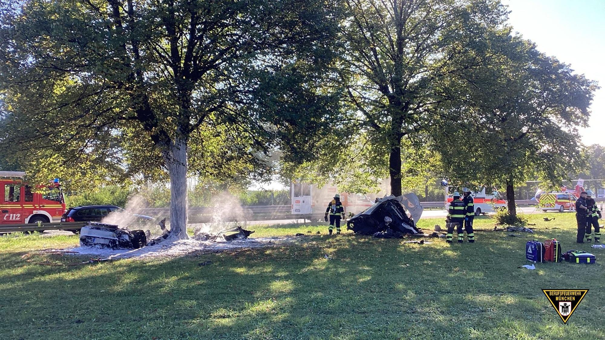 Die Feuerwehr musst das Heck des Lamborghini löschen, das nach dem Unfall in Brand geraten war.