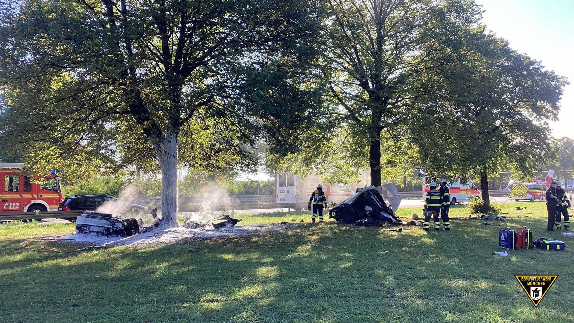 Die Feuerwehr musst das Heck des Lamborghini löschen, das nach dem Unfall in Brand geraten war.