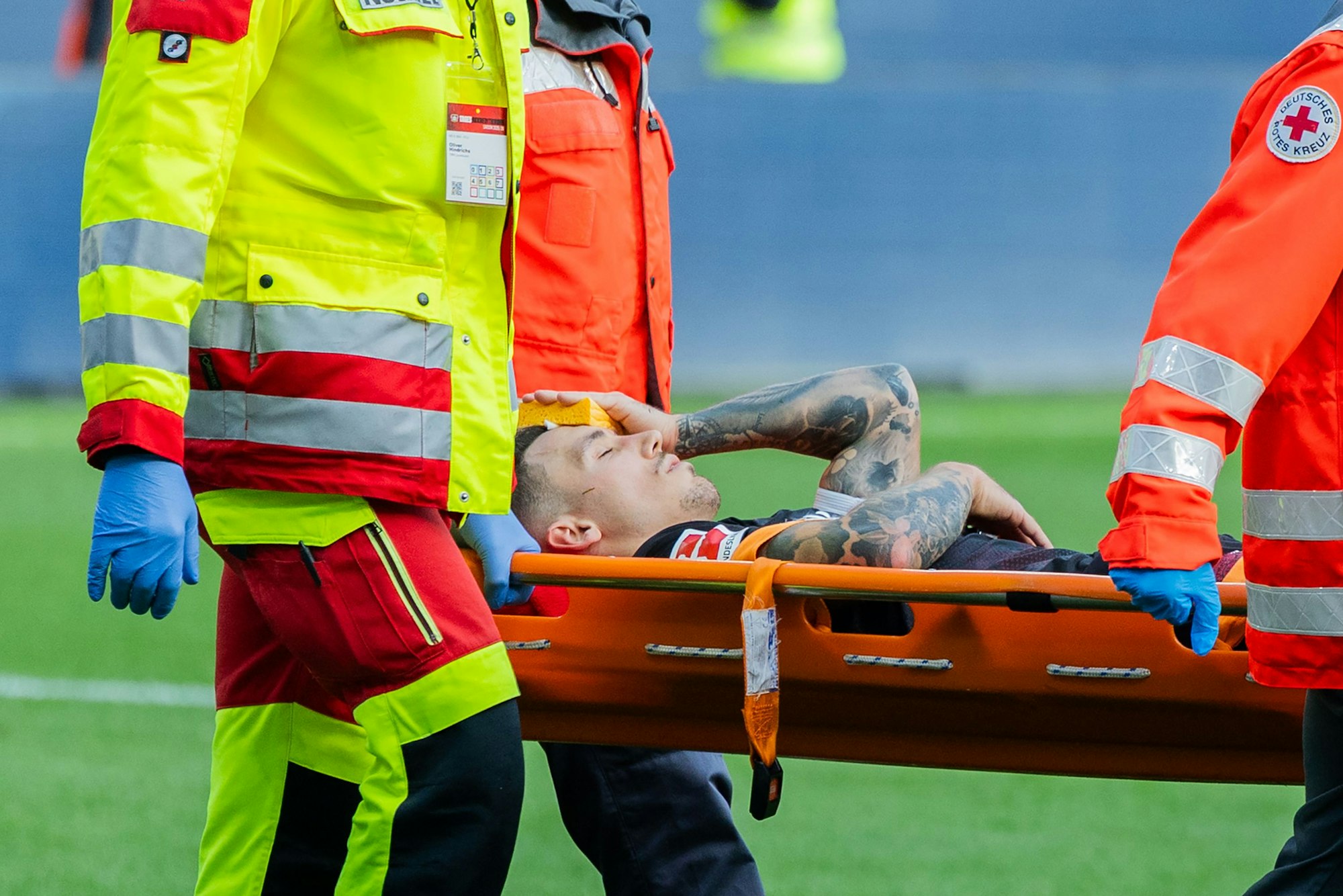 04.10.2025, Nordrhein-Westfalen, Leverkusen: Fußball: Bundesliga, Bayer Leverkusen - 1. FC Union Berlin, 6. Spieltag, BayArena, Leverkusens Kapitän Alejandro Grimaldo wird verletzt vom Platz getragen. Foto: Rolf Vennenbernd/dpa - WICHTIGER HINWEIS: Gemäß den Vorgaben der DFL Deutsche Fußball Liga bzw. des DFB Deutscher Fußball-Bund ist es untersagt, in dem Stadion und/oder vom Spiel angefertigte Fotoaufnahmen in Form von Sequenzbildern und/oder videoähnlichen Fotostrecken zu verwerten bzw. verwerten zu lassen. +++ dpa-Bildfunk +++