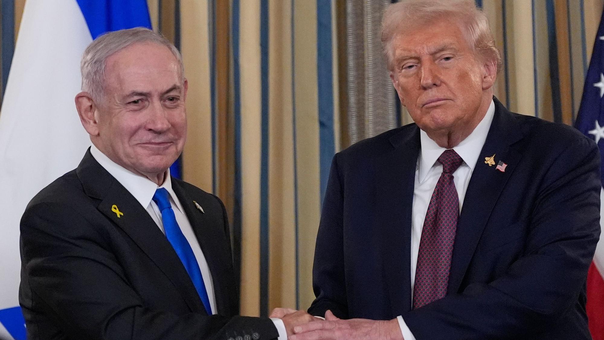 ARCHIV - 29.09.2025, USA, Washington: Israels Ministerpräsident Benjamin Netanjahu schüttelt US-Präsident Donald Trump nach einer Pressekonferenz im State Dining Room des Weißen Hauses die Hand. (zu dpa: «Trump ruft Israel zu Ende der Bombardierung von Gaza auf») Foto: Alex Brandon/AP/dpa +++ dpa-Bildfunk +++