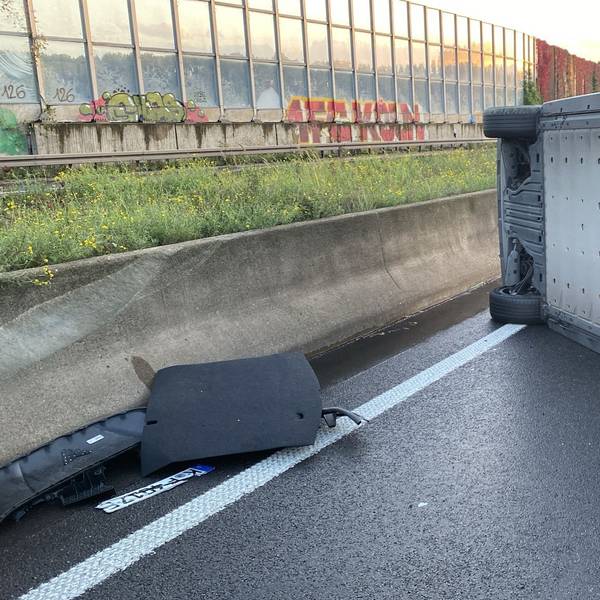 Schwer verletzt wurden eine Frau und ein Mann aus dem Wagen gerettet.