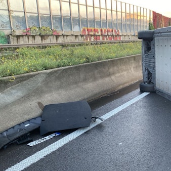 Schwer verletzt wurden eine Frau und ein Mann aus dem Wagen gerettet.