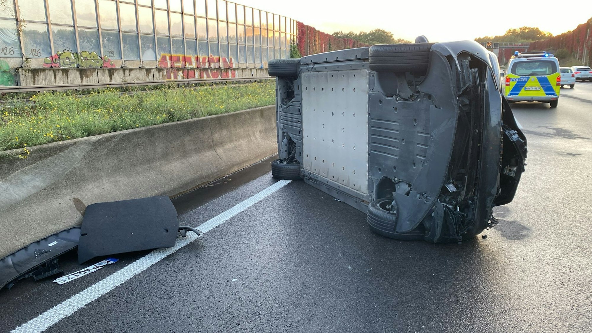 Schwer verletzt wurden eine Frau und ein Mann aus dem Wagen gerettet.