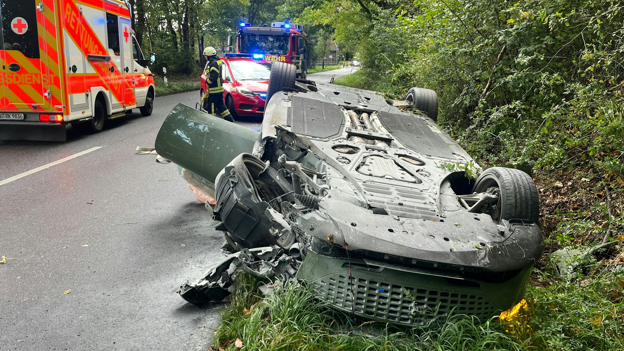 Ein Ferrari mit 620 PS ist auf der Wahner Straße gegen einen Baum geprallt und hat sich überschlagen. Die beiden 27 Jahre alten Insassen wurden leicht verletzt.