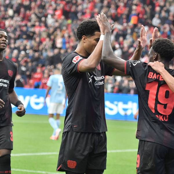 Ernest Poku Leverkusen 19 jubelt nach dem Tor zum 1:0 mit der Mannschaft 04.10.2025 Fussball Bayer Leverkusen vs 1. FC Union Berlin , BayArena, Leverkusen, DFB/DFL REGULATIONS PROHIBIT ANY USE OF PHOTOGRAPHS AS IMAGE SEQUENCES AND/OR QUASI-VIDEO *** Ernest Poku Leverkusen 19 cheers after scoring the 1 0 goal with the team 04 10 2025 Soccer Bayer Leverkusen vs 1 FC Union Berlin , BayArena, Leverkusen, DFB DFL REGULATIONS PROHIBIT ANY USE OF PHOTOGRAPHS AS IMAGE SEQUENCES AND OR QUASI VIDEO Copyright: xpepphotox/xSaschaxWeizx pep00321, pep_20251004_hm_20418
