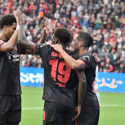 Ernest Poku Leverkusen 19 jubelt nach dem Tor zum 1:0 mit der Mannschaft 04.10.2025 Fussball Bayer Leverkusen vs 1. FC Union Berlin , BayArena, Leverkusen, DFB/DFL REGULATIONS PROHIBIT ANY USE OF PHOTOGRAPHS AS IMAGE SEQUENCES AND/OR QUASI-VIDEO *** Ernest Poku Leverkusen 19 cheers after scoring the 1 0 goal with the team 04 10 2025 Soccer Bayer Leverkusen vs 1 FC Union Berlin , BayArena, Leverkusen, DFB DFL REGULATIONS PROHIBIT ANY USE OF PHOTOGRAPHS AS IMAGE SEQUENCES AND OR QUASI VIDEO Copyright: xpepphotox/xSaschaxWeizx pep00321, pep_20251004_hm_20418