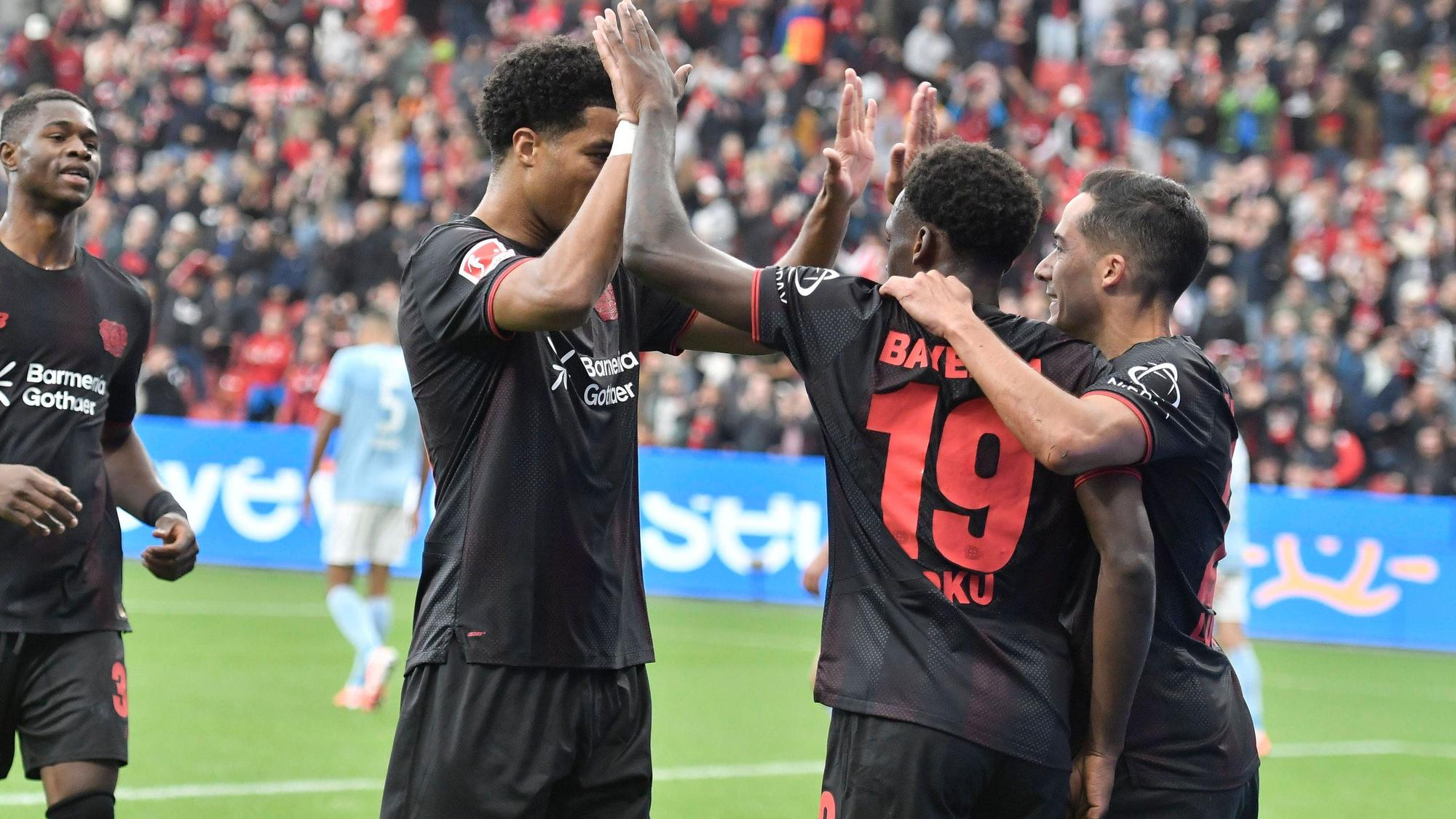 Ernest Poku Leverkusen 19 jubelt nach dem Tor zum 1:0 mit der Mannschaft 04.10.2025 Fussball Bayer Leverkusen vs 1. FC Union Berlin , BayArena, Leverkusen, DFB/DFL REGULATIONS PROHIBIT ANY USE OF PHOTOGRAPHS AS IMAGE SEQUENCES AND/OR QUASI-VIDEO *** Ernest Poku Leverkusen 19 cheers after scoring the 1 0 goal with the team 04 10 2025 Soccer Bayer Leverkusen vs 1 FC Union Berlin , BayArena, Leverkusen, DFB DFL REGULATIONS PROHIBIT ANY USE OF PHOTOGRAPHS AS IMAGE SEQUENCES AND OR QUASI VIDEO Copyright: xpepphotox/xSaschaxWeizx pep00321, pep_20251004_hm_20418