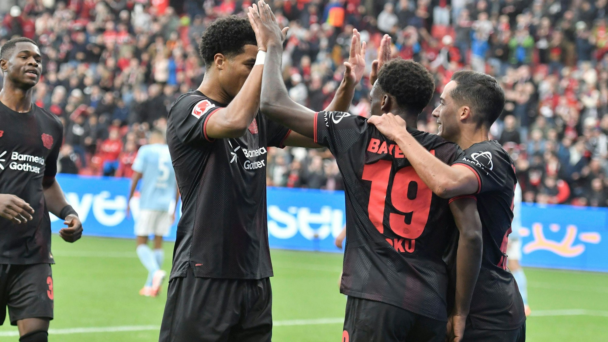 Ernest Poku Leverkusen 19 jubelt nach dem Tor zum 1:0 mit der Mannschaft 04.10.2025 Fussball Bayer Leverkusen vs 1. FC Union Berlin , BayArena, Leverkusen, DFB/DFL REGULATIONS PROHIBIT ANY USE OF PHOTOGRAPHS AS IMAGE SEQUENCES AND/OR QUASI-VIDEO *** Ernest Poku Leverkusen 19 cheers after scoring the 1 0 goal with the team 04 10 2025 Soccer Bayer Leverkusen vs 1 FC Union Berlin , BayArena, Leverkusen, DFB DFL REGULATIONS PROHIBIT ANY USE OF PHOTOGRAPHS AS IMAGE SEQUENCES AND OR QUASI VIDEO Copyright: xpepphotox/xSaschaxWeizx pep00321, pep_20251004_hm_20418
