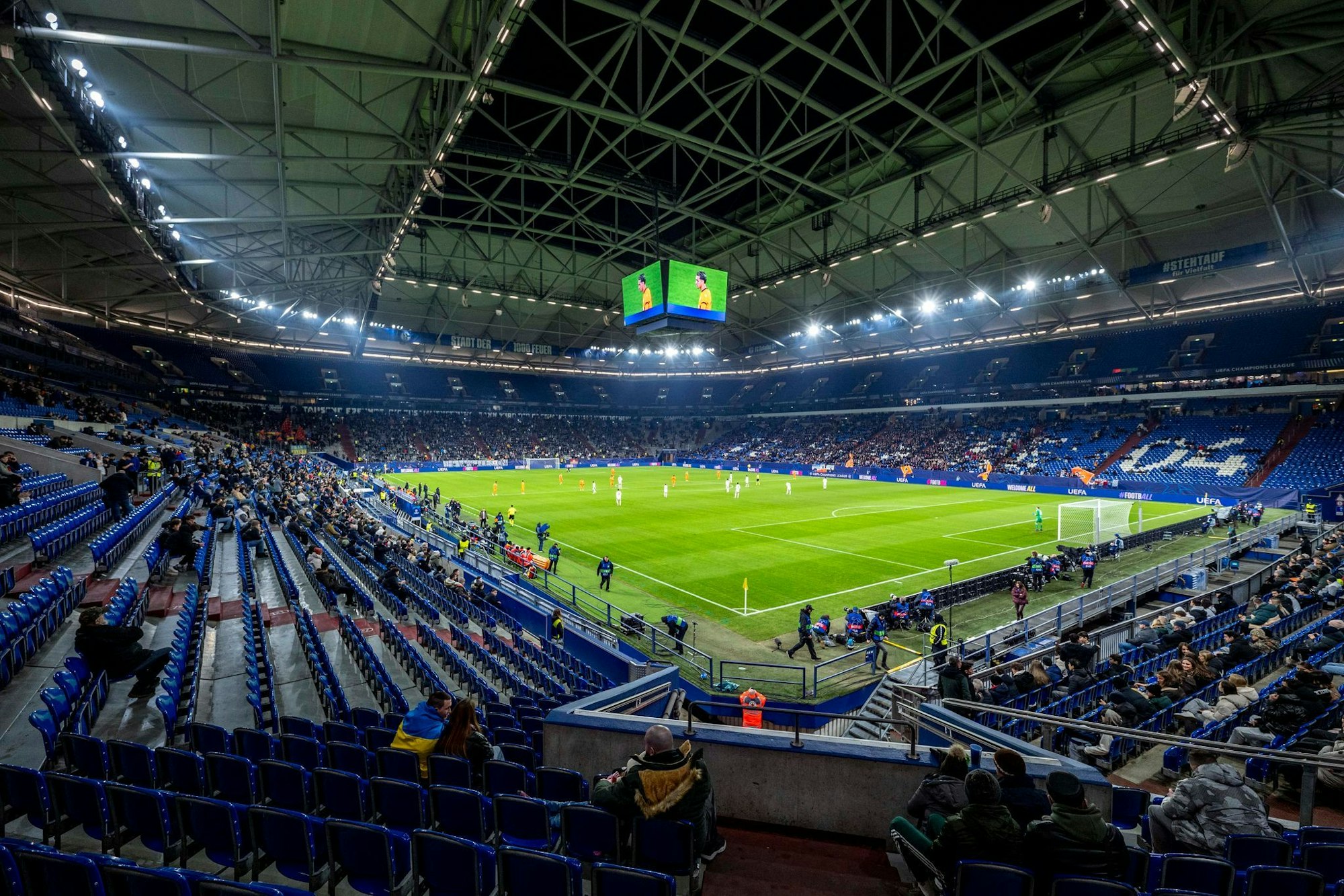 Rund 62.000 Zuschauer passen in die Veltins Arena in Gelsenkirchen. So viele junge Menschen haben im Schuljahr 2023/2024 die Schule ohne Abschluss verlassen. (Archivbild)