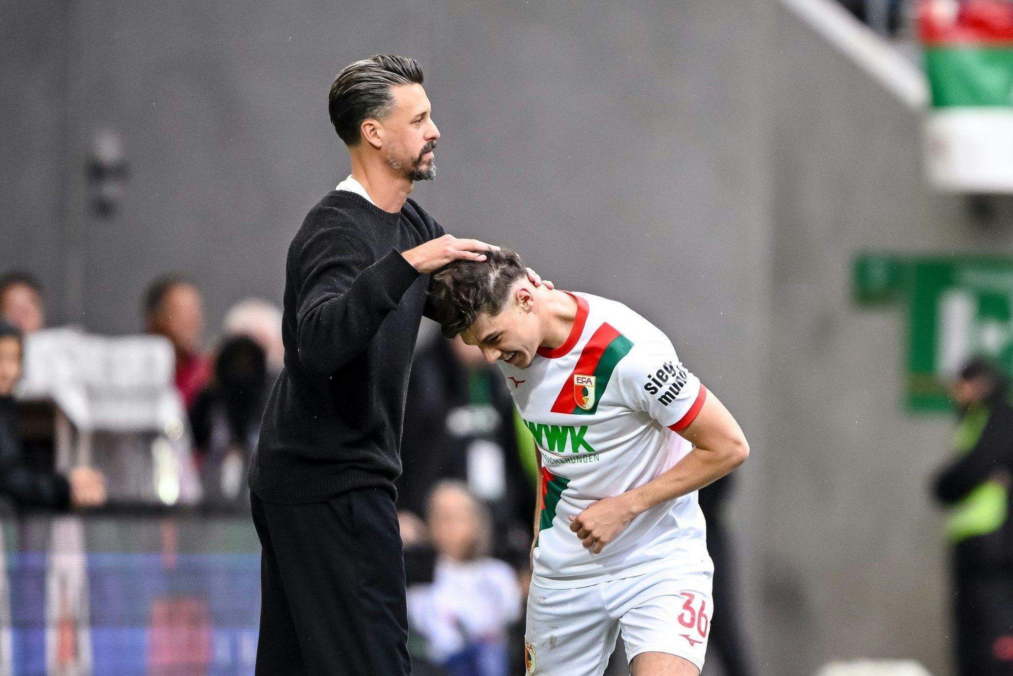 Sandro Wagner tätschelt Mert Kömür, den besten Augsburger, nach dessen 2:0.
