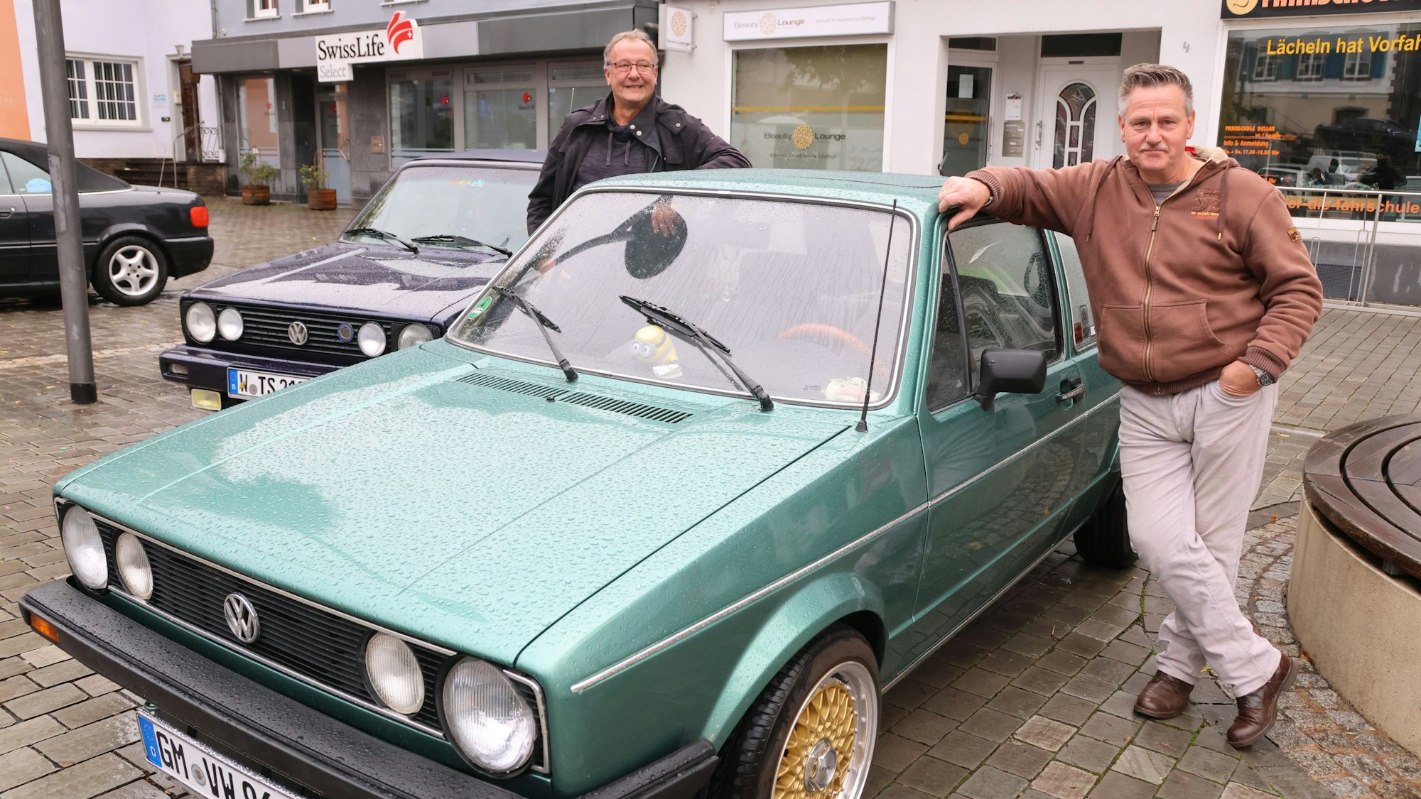Einer der letzten seiner Art: Der Golf, mit dem Hans Ufer (rechts) und Klaus Glöckl aus Lindlar anrückten, ist im Juni 1983 vom Band gelaufen.
