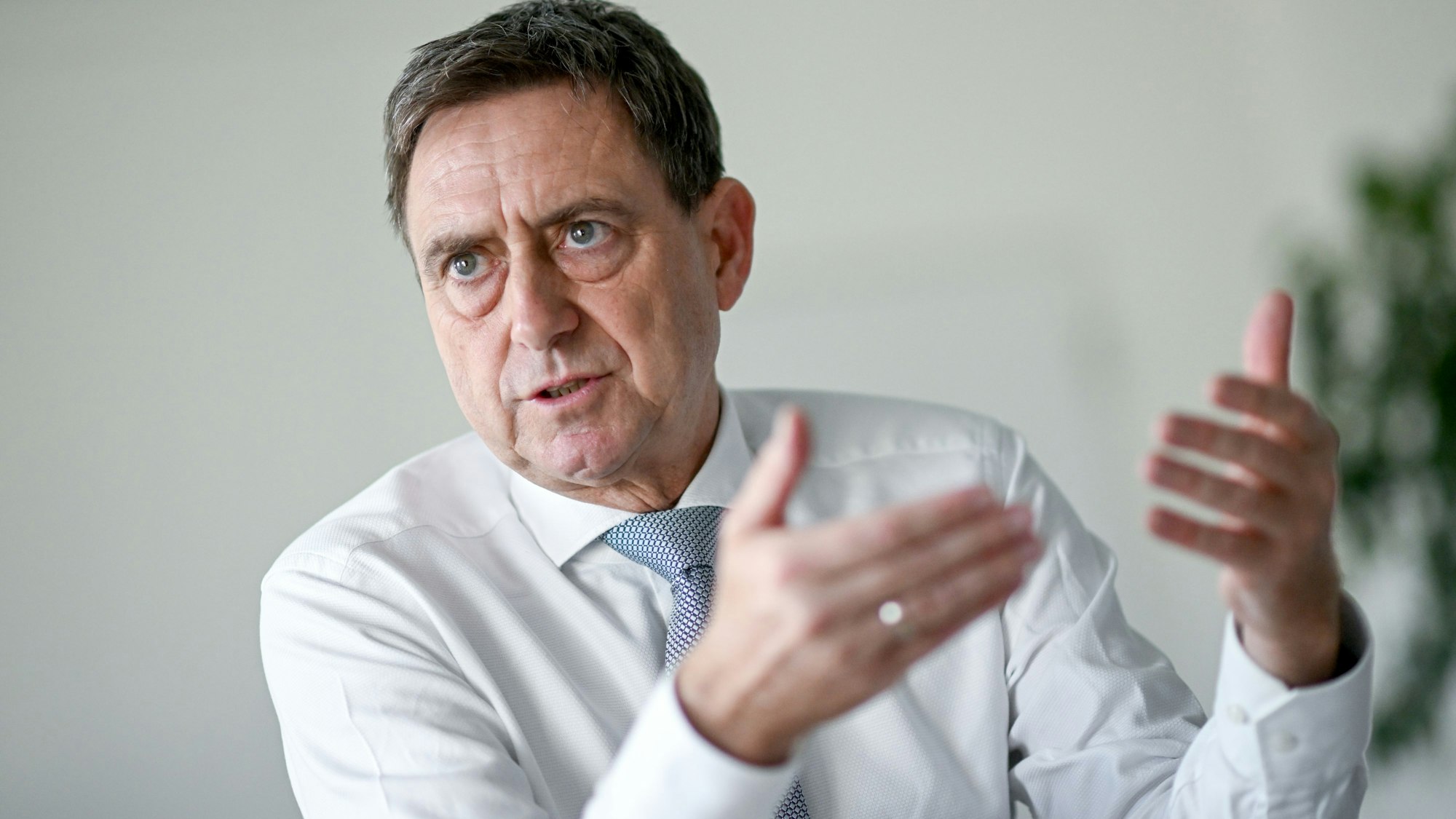 ARCHIV - 30.09.2025, Berlin: Oliver Blatt, Chef des Spitzenverbands der gesetzlichen Krankenversicherungen, spricht bei einem dpa-Interview im Büro von dem GKV-Spitzenverband. (zu dpa: «Krankenkassen: Beitragsanstieg jetzt verhindern») Foto: Britta Pedersen/dpa +++ dpa-Bildfunk +++