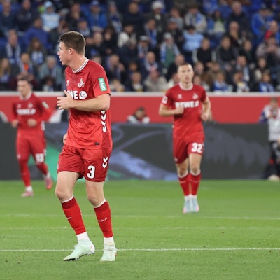 Dominique Heintz hatte in Hoffenheim einen guten Abend, während Gegner Tim Lemperle (links) „viel Aufsehen“ machte.