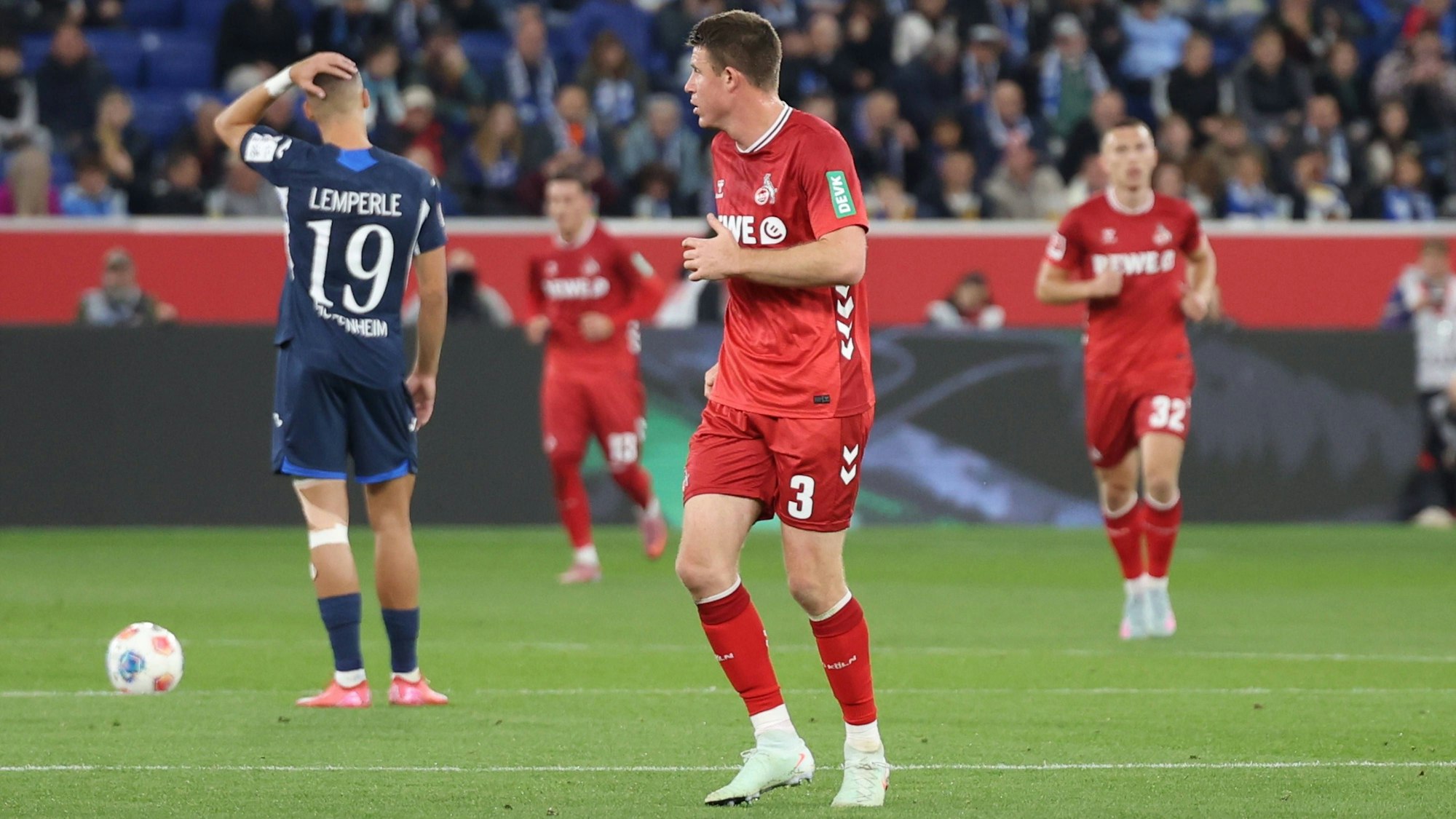 Dominique Heintz erlebte einen guten Abend in Hoffenheim, während Gegenspieler Tim Lemperle (l.) „viel Theater“ machte.