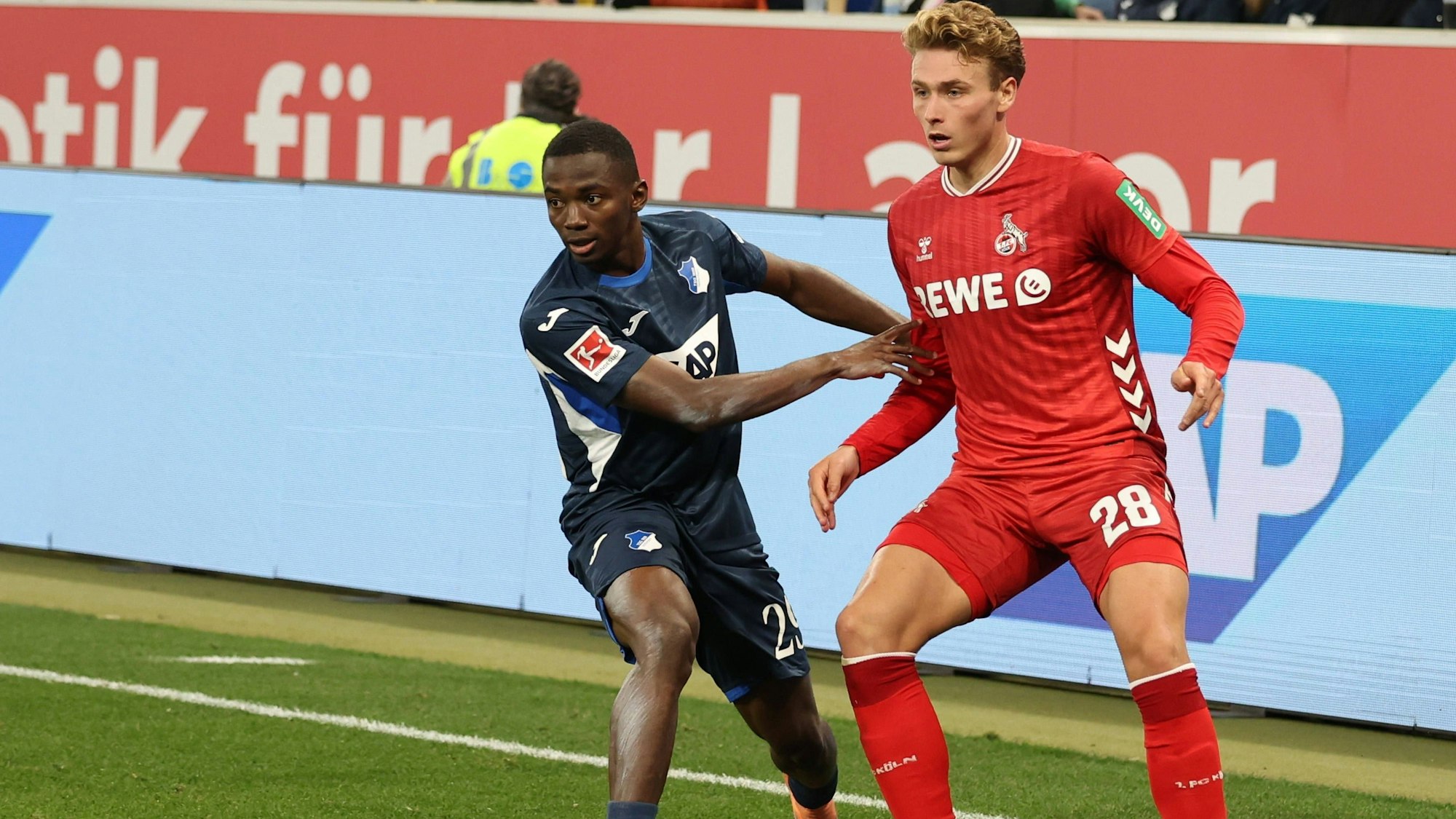 Zweikampf zwischen Bazoumana Touré (TSG 1899 Hoffenheim) und Sebastian Sebulonsen (1. FC Köln).