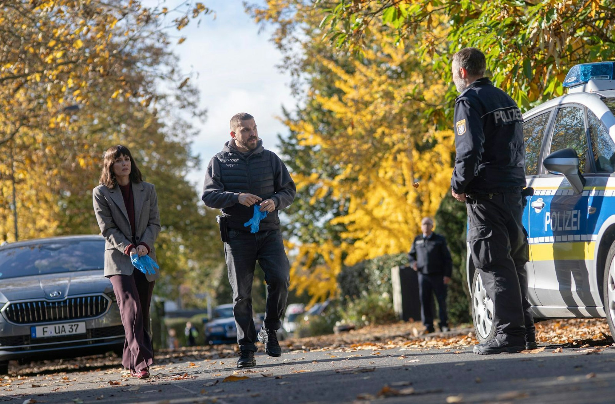 Maryam Azadi (Melika Foroutan) und Hamza Kulina (Edin Hasanovic) werden zu ihrem ersten gemeinsamen Tatort gerufen. (Bild: HR/Degeto/Sommerhaus/Daniel Dornhöfer)