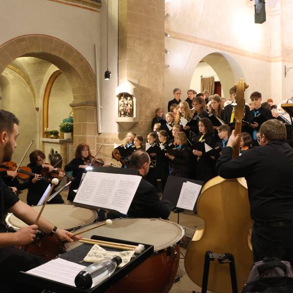 Blick über das Orchester auf die Sänger im Chorraum.