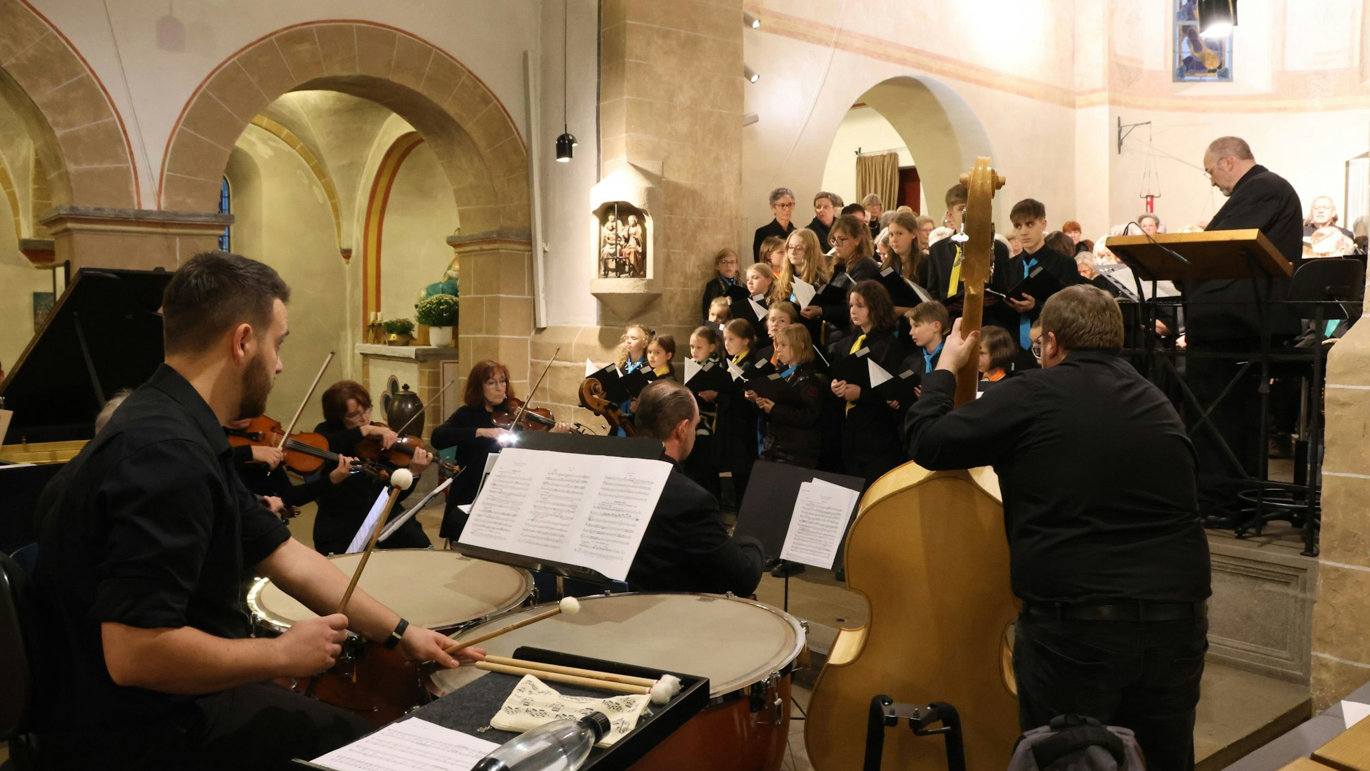 Blick über das Orchester auf die Sänger im Chorraum.