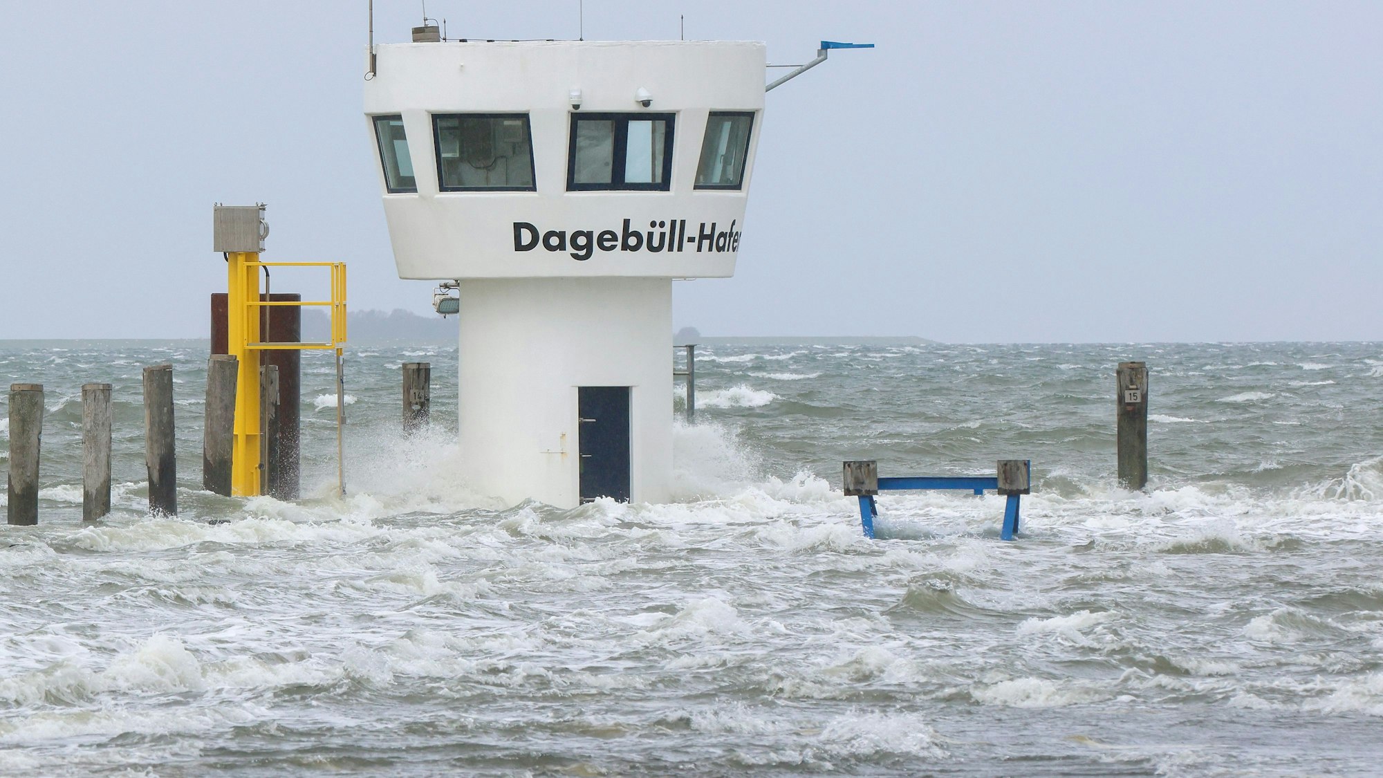 05.10.2025, Schleswig-Holstein, Dagebüll: Wellen schlagen an einen Kontrollturm im Hafen. Teile des Fährhafens von Dagebüll werden bei einer Sturmflut überflutet. Die angekündigte Sturmflut hat die schleswig-holsteinische Nordseeküste erreicht. Foto: Bodo Marks/dpa +++ dpa-Bildfunk +++