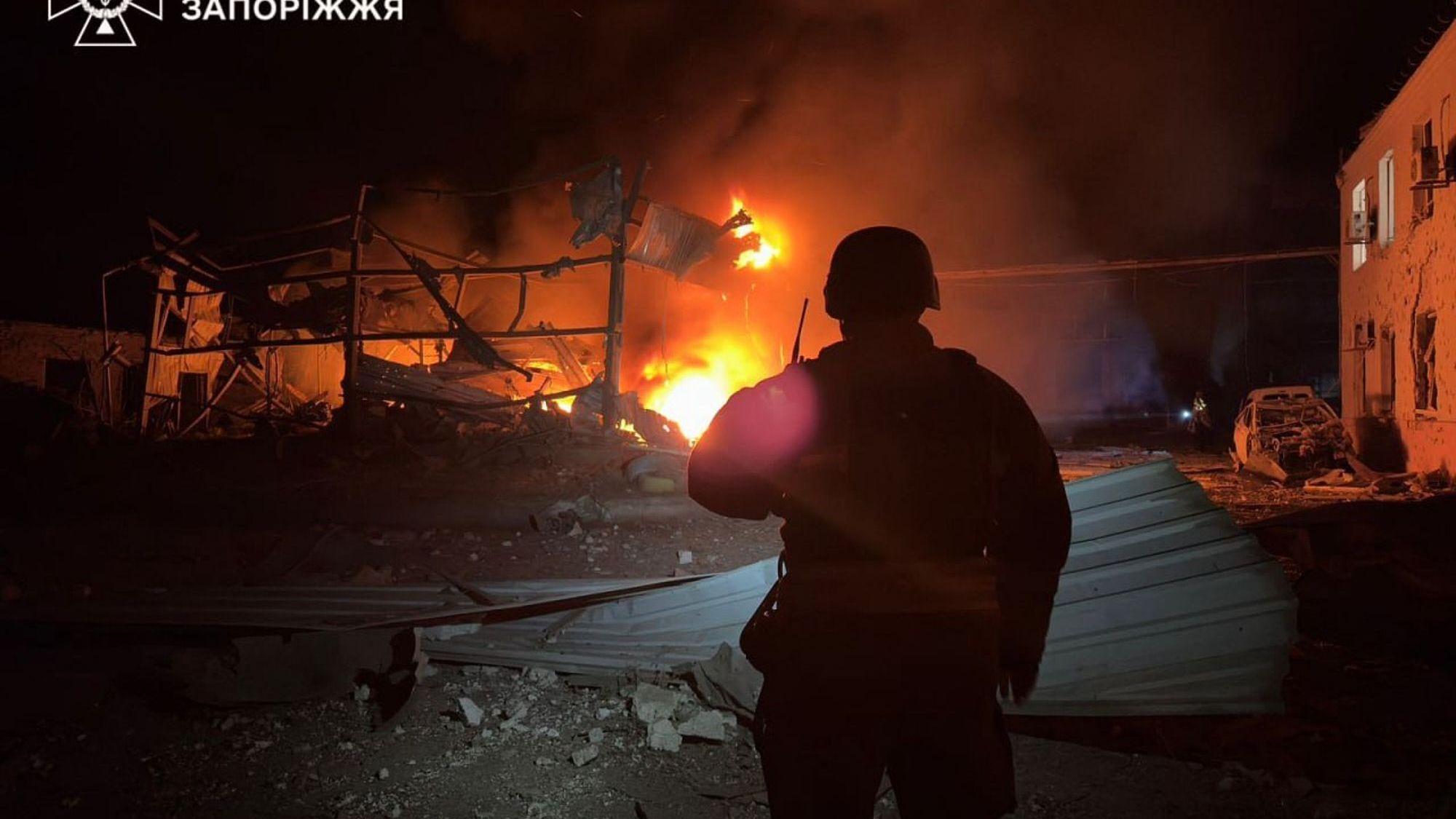 05.10.2025, Ukraine, Saporischschja: Auf diesem vom ukrainischen Katastrophenschutz via AP zur Verfügung gestellten Foto sind Feuer und Rauch zu sehen, nachdem ein Wohnhaus bei einem russischen Luftangriff beschädigt wurde. Foto: Uncredited/Ukrainian Emergency Service/AP/dpa +++ dpa-Bildfunk +++