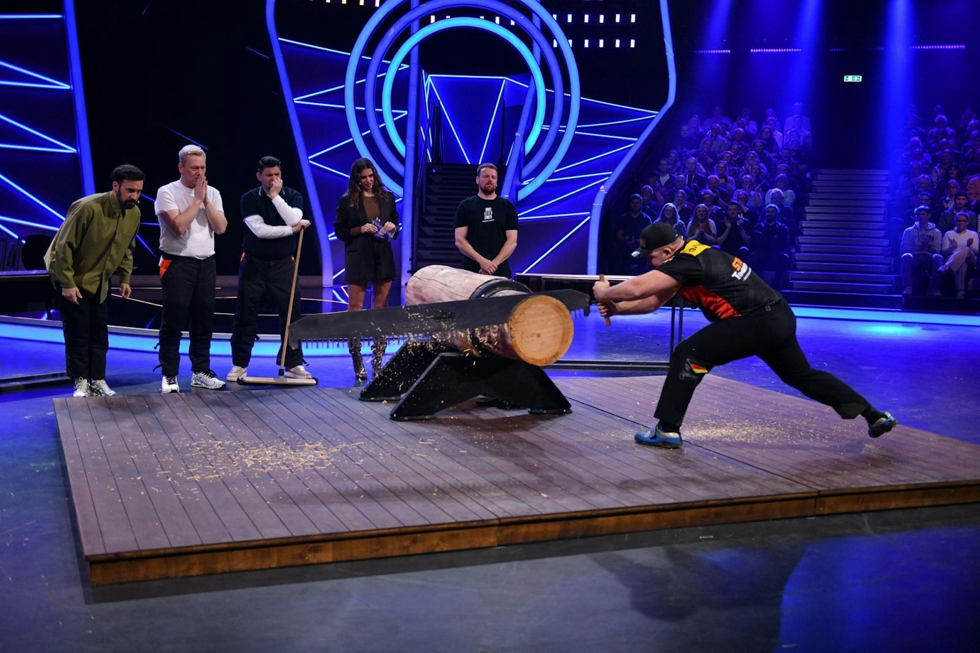Ob die Drei den Baumstamm schneller sägen können als Danny Martin? (Bild: RTL / Steffen Z Wolff)