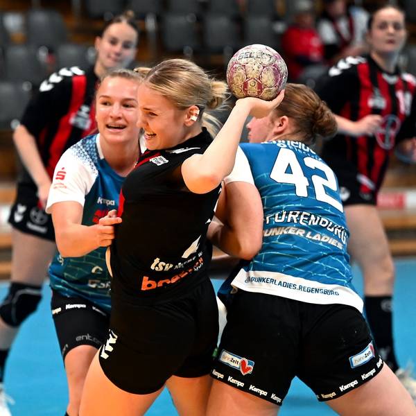 04.10.2025, Handball-Bayer Leverkusen-Regensburg
mitte: Annika Ingenpaß (Bayer)
Foto: Uli Herhaus