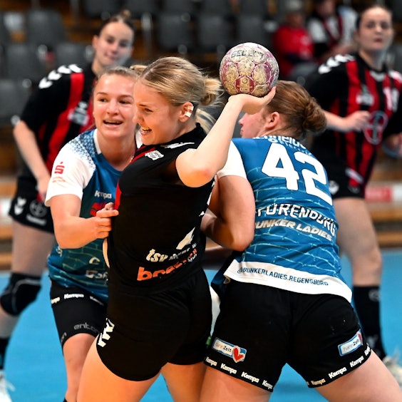 04.10.2025, Handball-Bayer Leverkusen-Regensburg
mitte: Annika Ingenpaß (Bayer)
Foto: Uli Herhaus