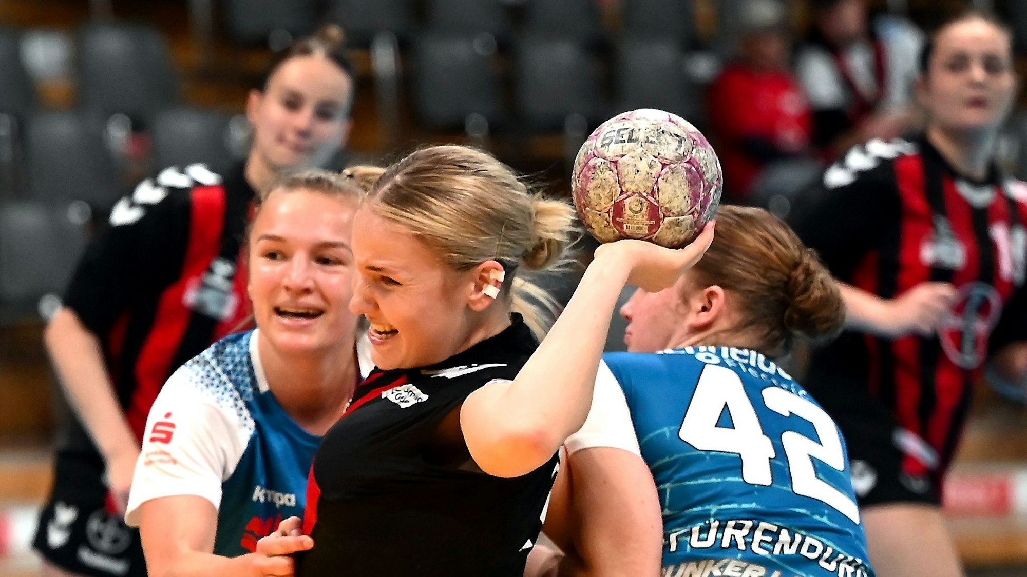 04.10.2025, Handball-Bayer Leverkusen-Regensburg
mitte: Annika Ingenpaß (Bayer)
Foto: Uli Herhaus