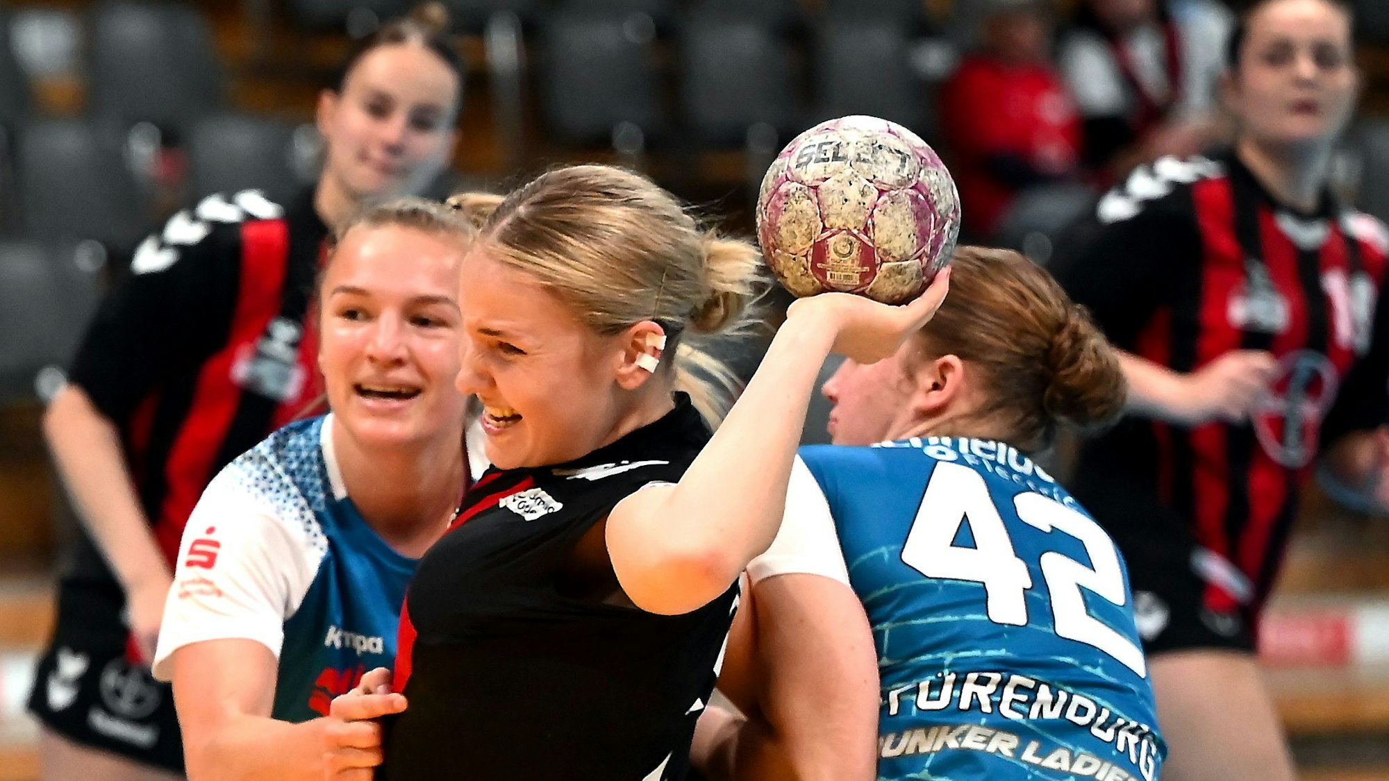 04.10.2025, Handball-Bayer Leverkusen-Regensburg
mitte: Annika Ingenpaß (Bayer)
Foto: Uli Herhaus