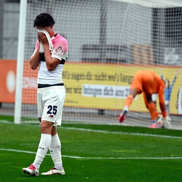 04.10.2025, Fussball Vereinspokal -Bayer 04 U19-Wolfsburg
Tor für Wolfsburg
vorne: Jonah Berghoff (Bayer)
Foto: Uli Herhaus