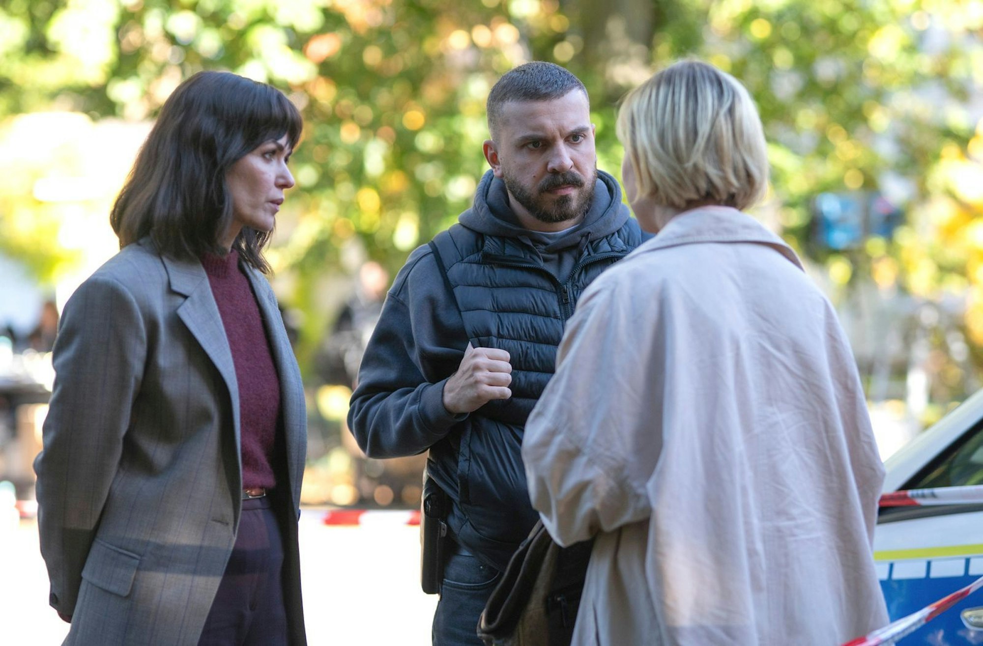 Maryam Azadi (Melika Foroutan, links) und Hamza Kulina (Edin Hasanovic) sprechen mit Michaela Zeller (Anna Drexler), der Tochter des scheinbar harmlosen Toten - der ein Serienkiller gewesen sein könnte. (Bild: HR/Degeto/Sommerhaus/Daniel Dornhöfer)