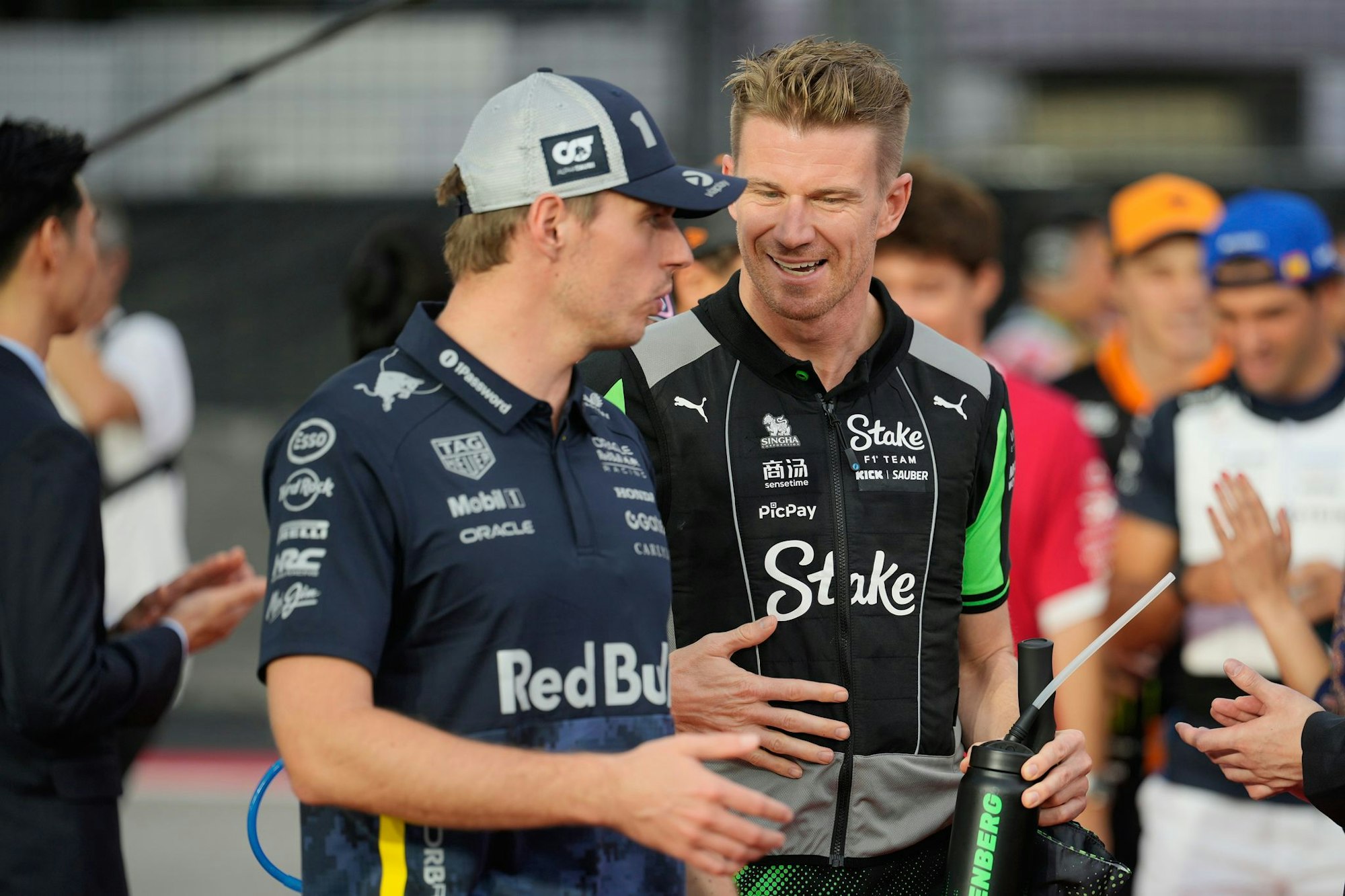 Schimpft über die neue Hitze-Regel der Formel 1: Max Verstappen (l).