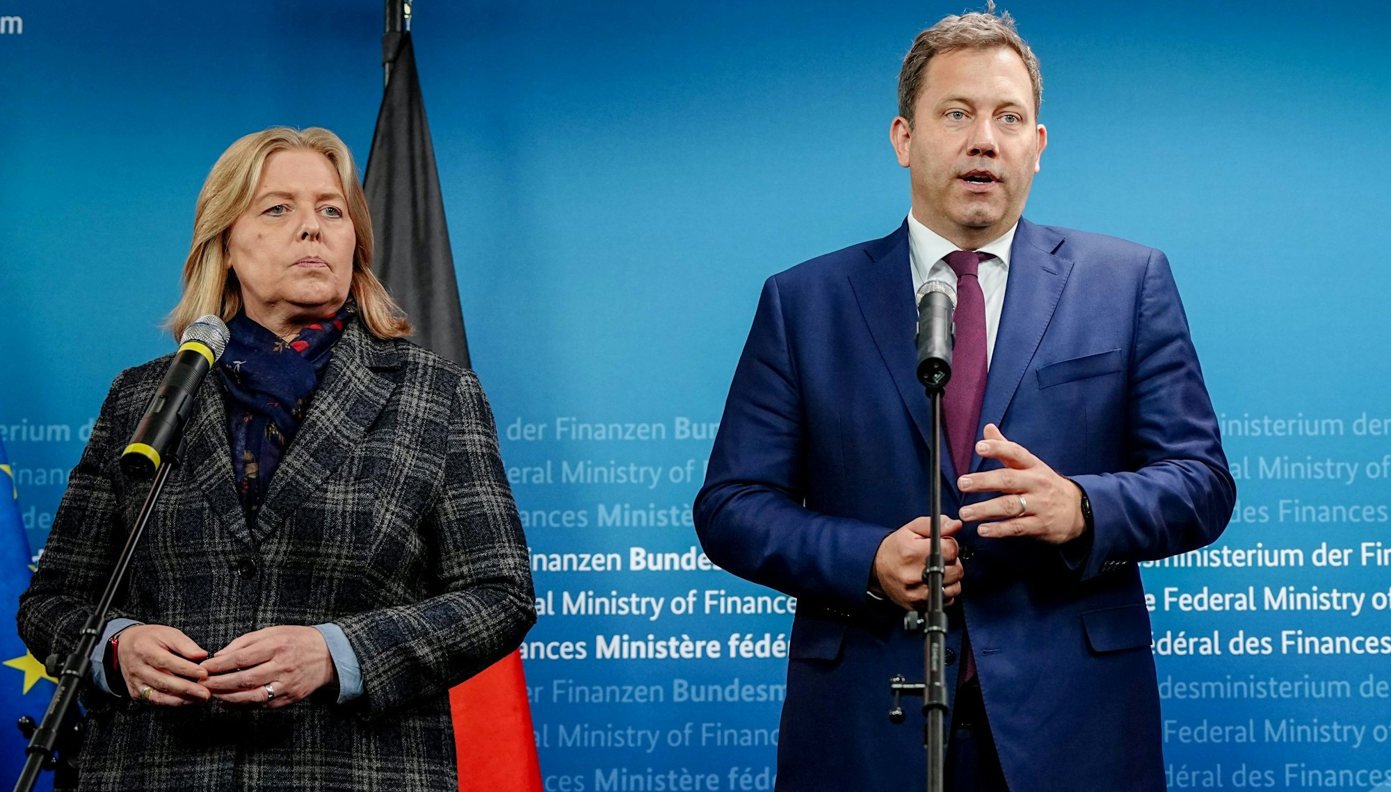 Lars Klingbeil (SPD), Bundesminister der Finanzen, Vizekanzler und SPD-Bundesvorsitzender steht am 1. Oktober neben SPD-Parteivorsitzende Bärbel Bas (SPD), Bundesministerin für Arbeit und Soziales.