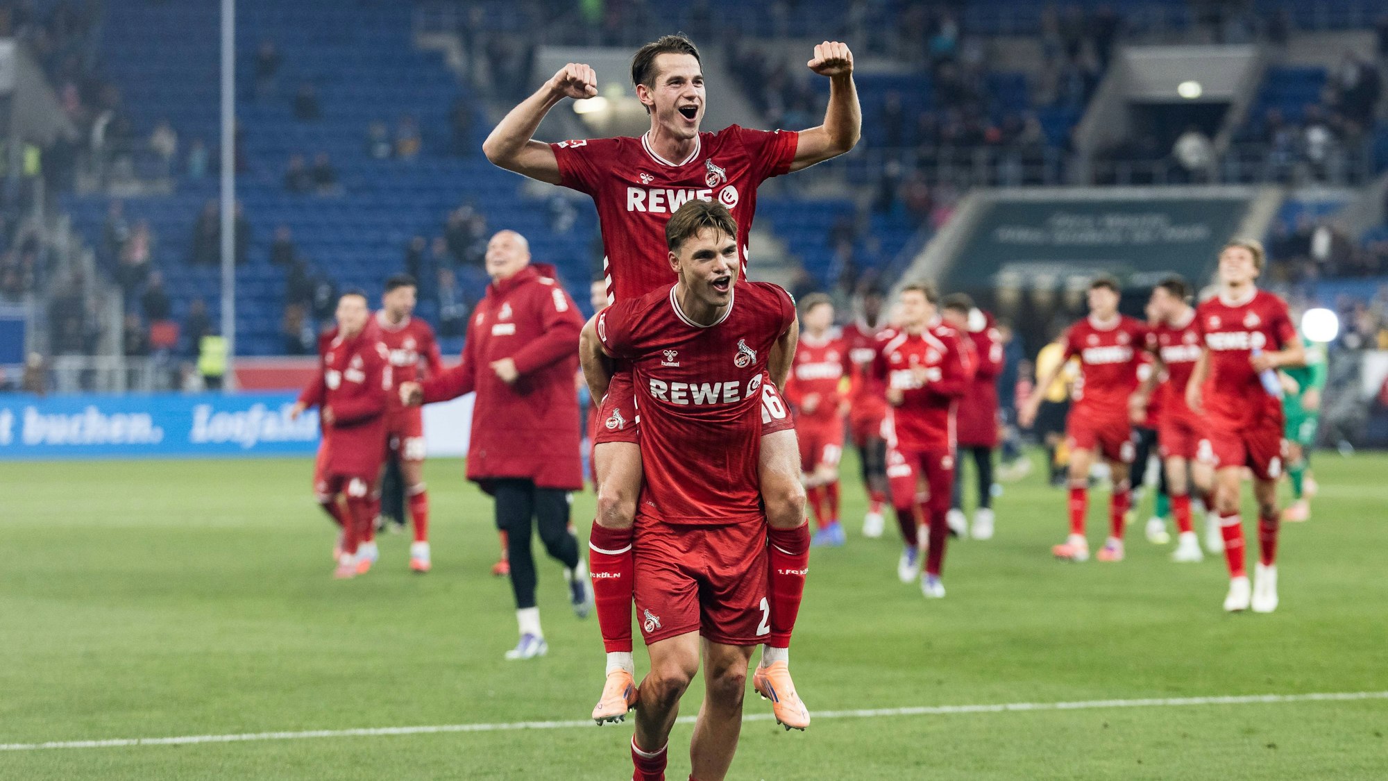 Joel Schmied trug Jakub Kaminski nach dem Spiel durch die Sinsheimer Arena.