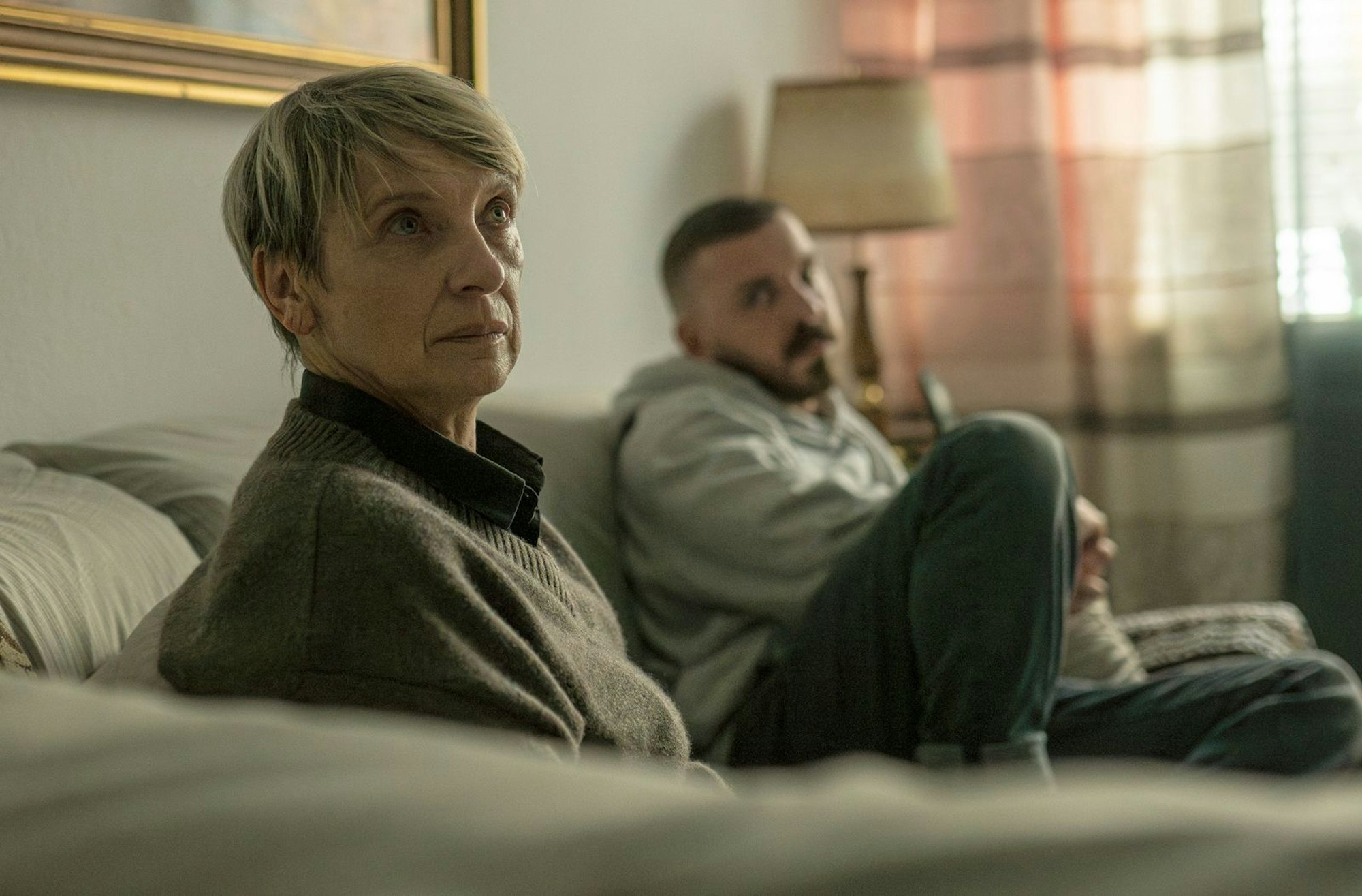 Hamza Kulina (Edin Hasanovic) besucht regelmäßig seine alleinstehende Mutter Emina (Gordana Boban). (Bild: HR/Degeto/Sommerhaus/Daniel Dornhöfer)