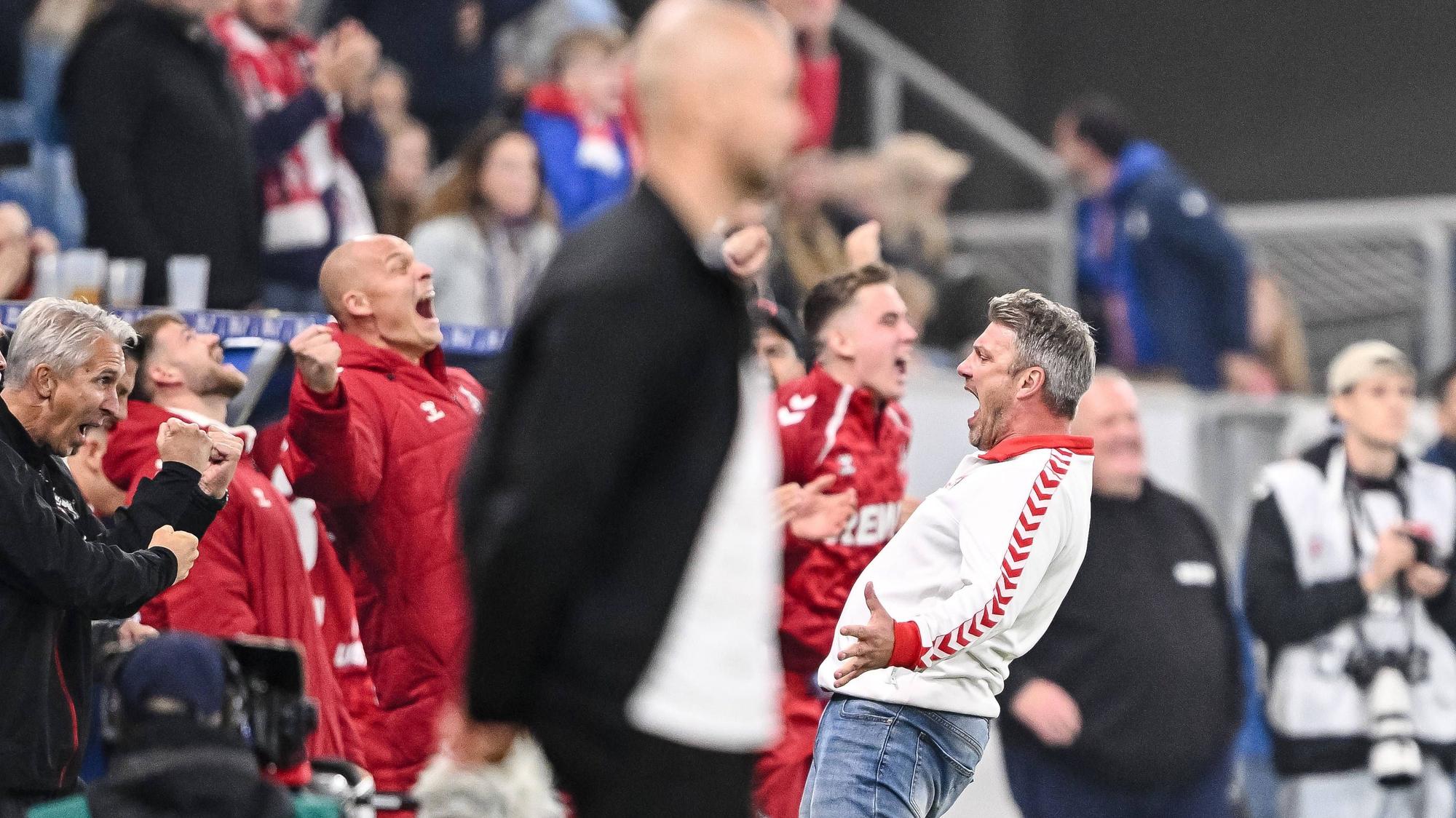 Lukas Kwasniok und die Kölner Bank feiern den Sieg in Hoffenheim.