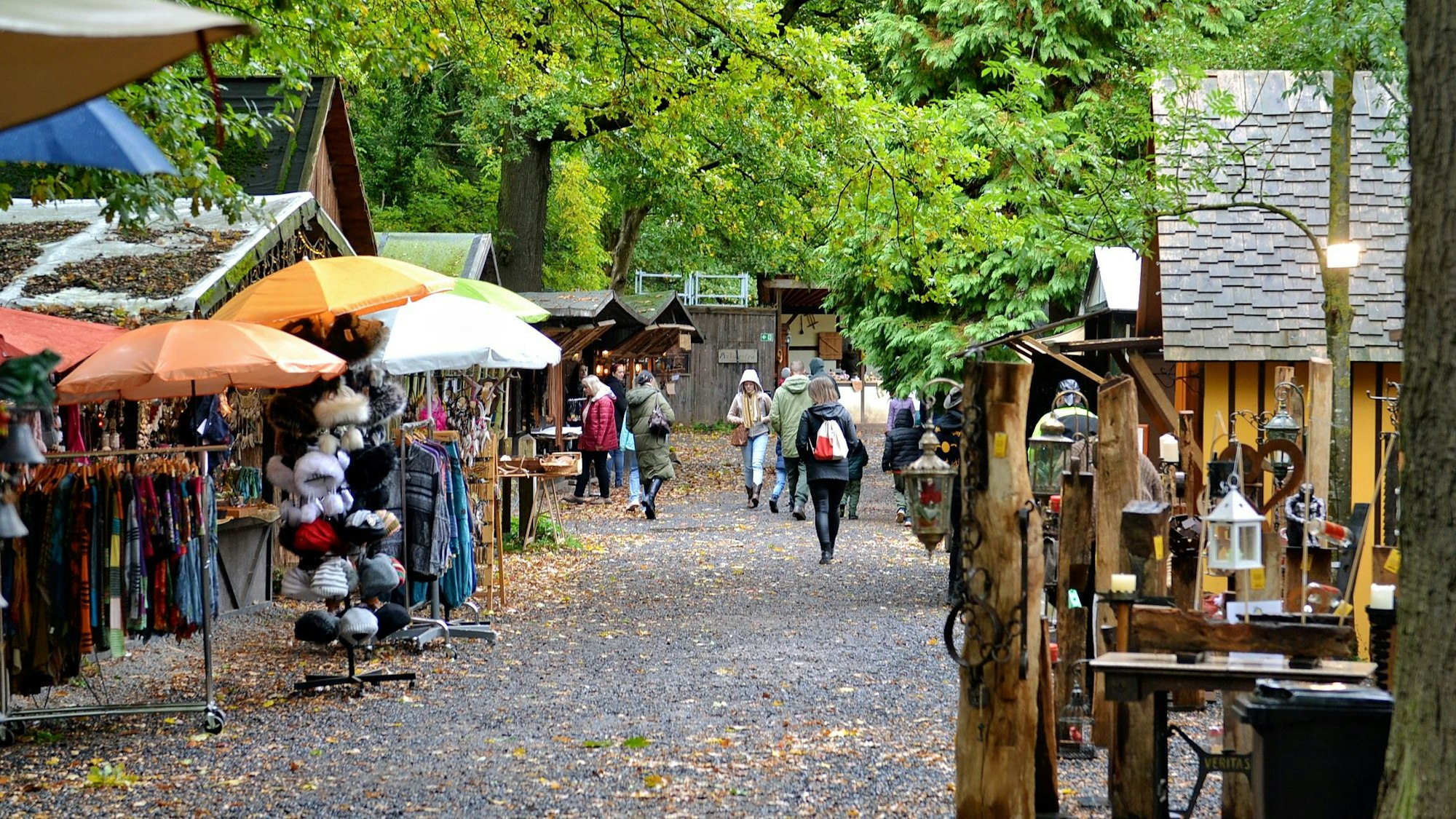 Das Bild zeigt den Herbst- und Reitermarkt. Das Areal auf der Burg Satzvey ist nicht gut besucht.