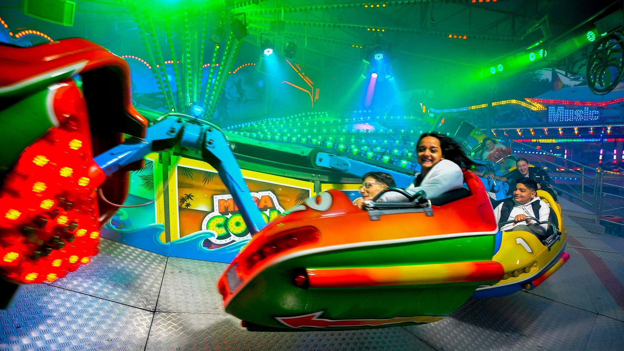 Zu sehen ist ein Fahrgeschäft der Kirmes in Aktion.