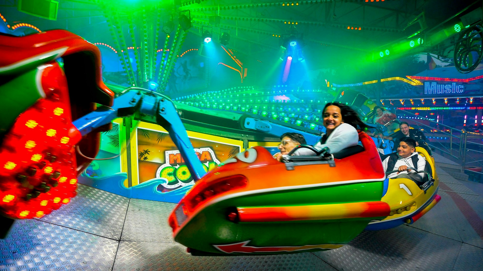 Zu sehen ist ein Fahrgeschäft der Kirmes in Aktion.