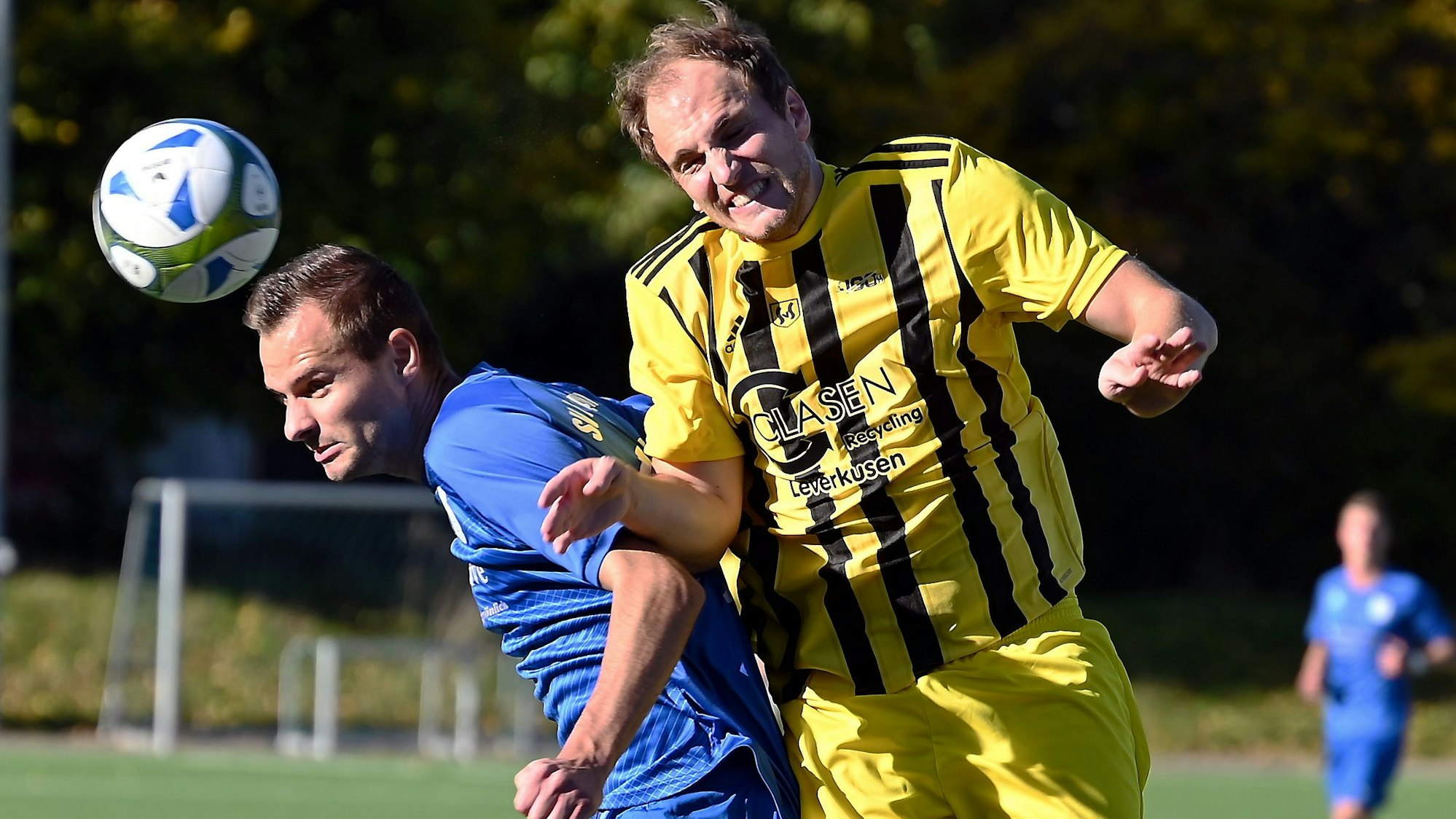 09.10.2022, Fussball-Bergfried Leverkusen-Schlebusch II
links: Rene Rekus (Bergfried)
rechts: Tim Herbel (Schlebusch)
Foto: uli Herhaus
