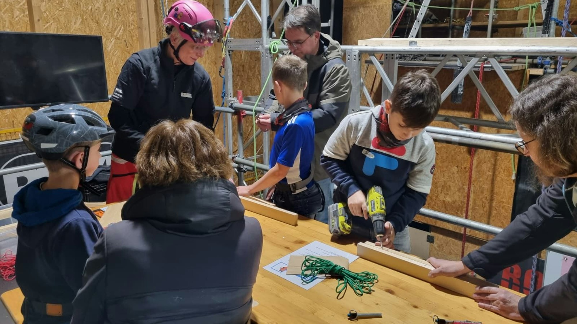 Ben, Felix und Jonas bauen einen Flaschenzug