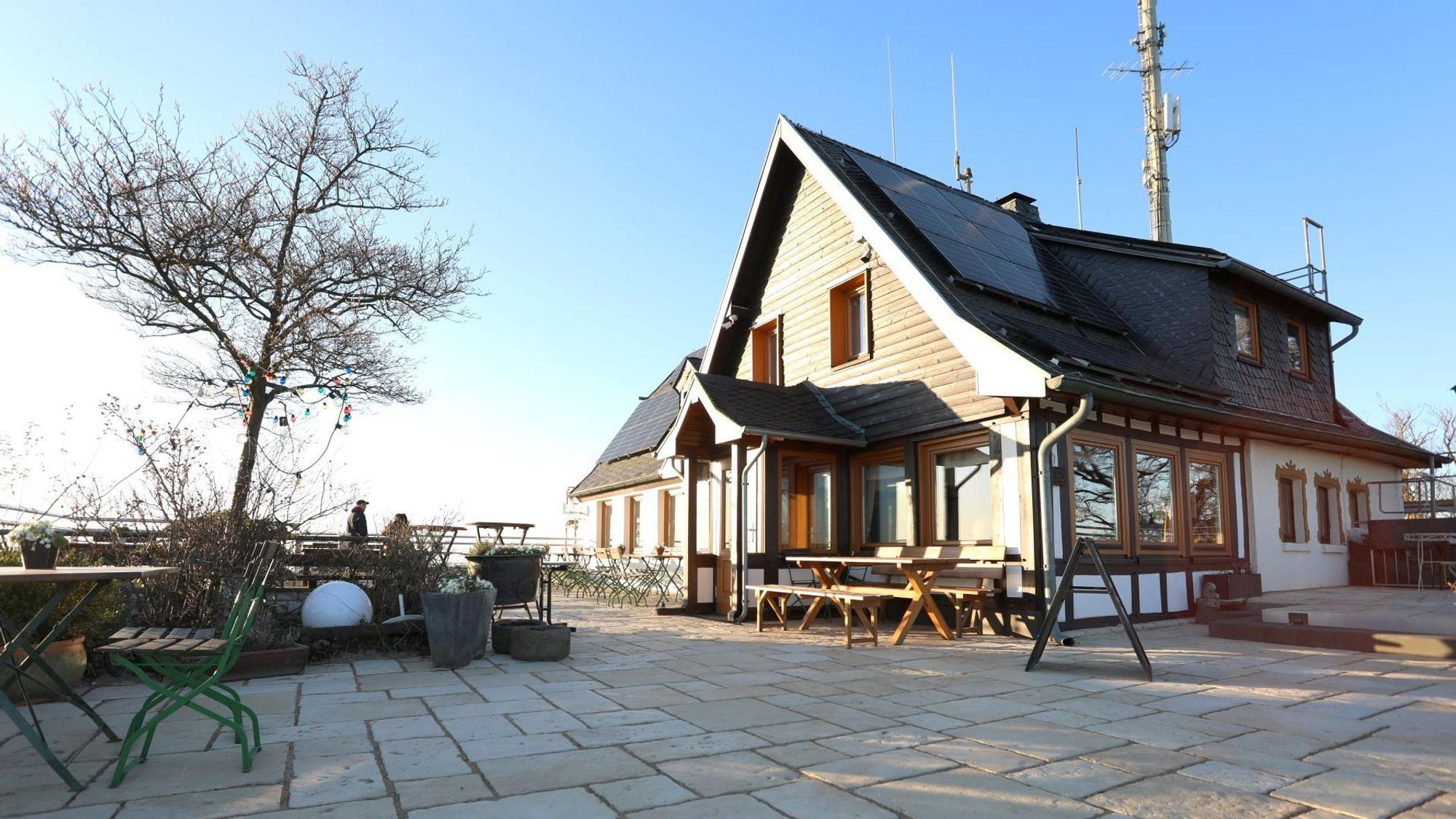 Gasthaus auf dem Oelberg mit neuer Terrasse