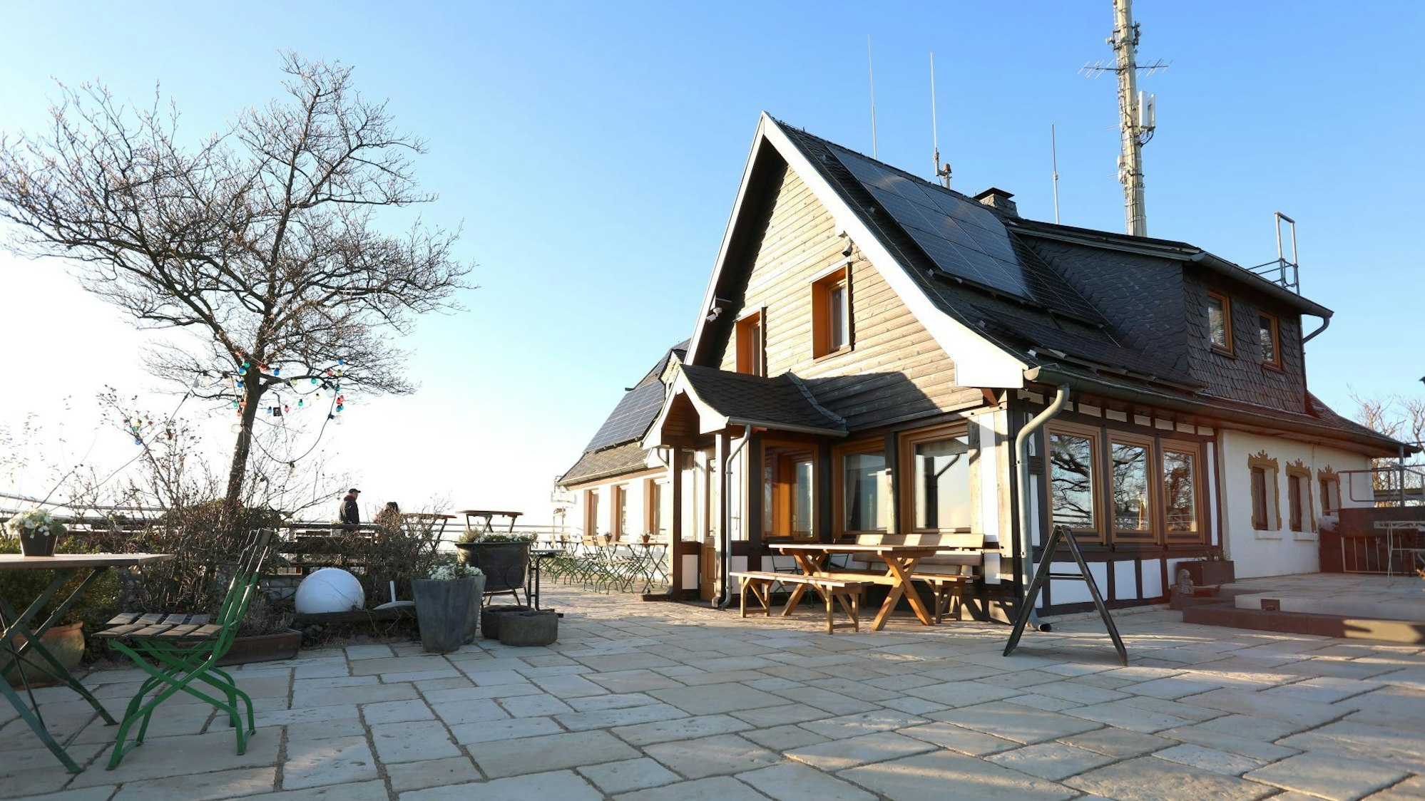 Gasthaus auf dem Oelberg mit neuer Terrasse