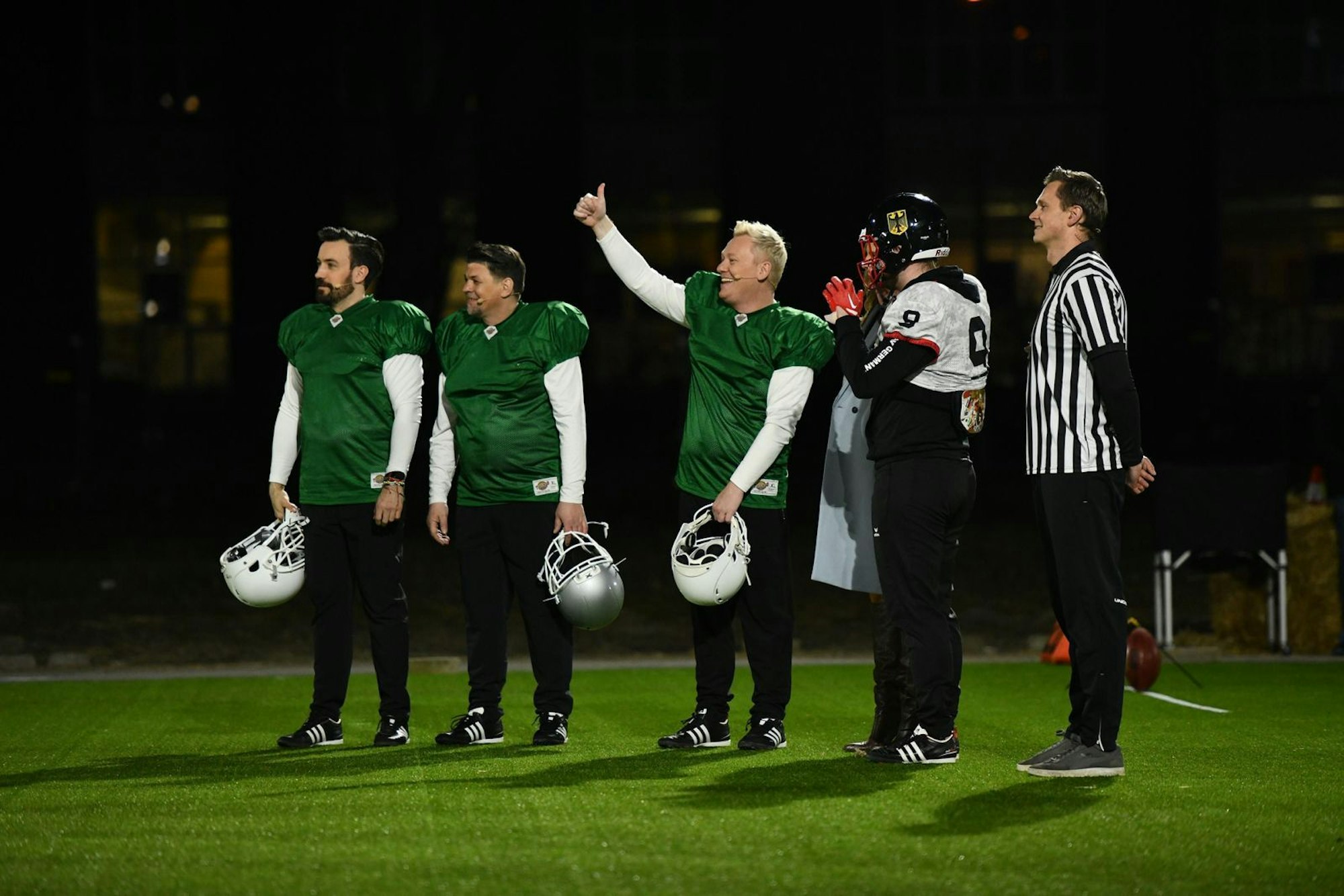 American Football endet für Tim Mälzer (Zweiter von links) schmerzhaft. (Bild: RTL / Steffen Z Wolff)